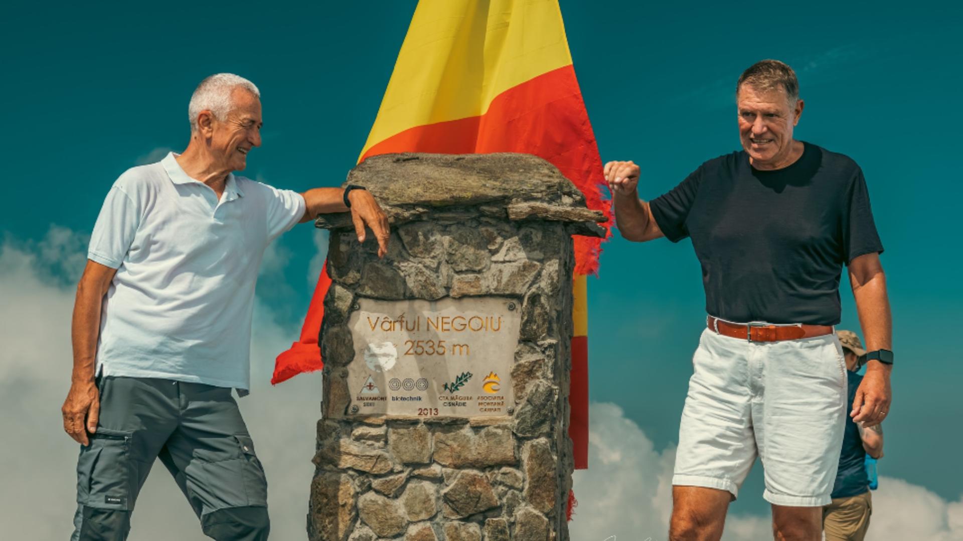 Klaus Iohannis a pozat pe vârful Nehoiu (sursă foto: Ioniță Caloian)