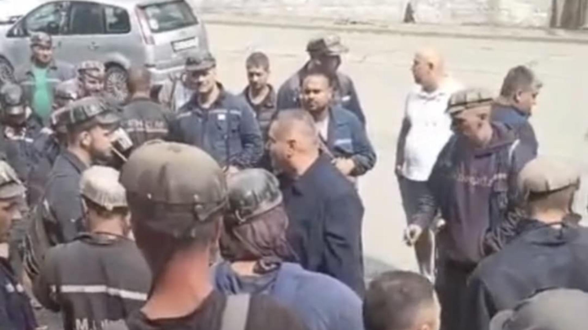 Directorul CMVJ și-a semnat demisia pe capota unui autoturism