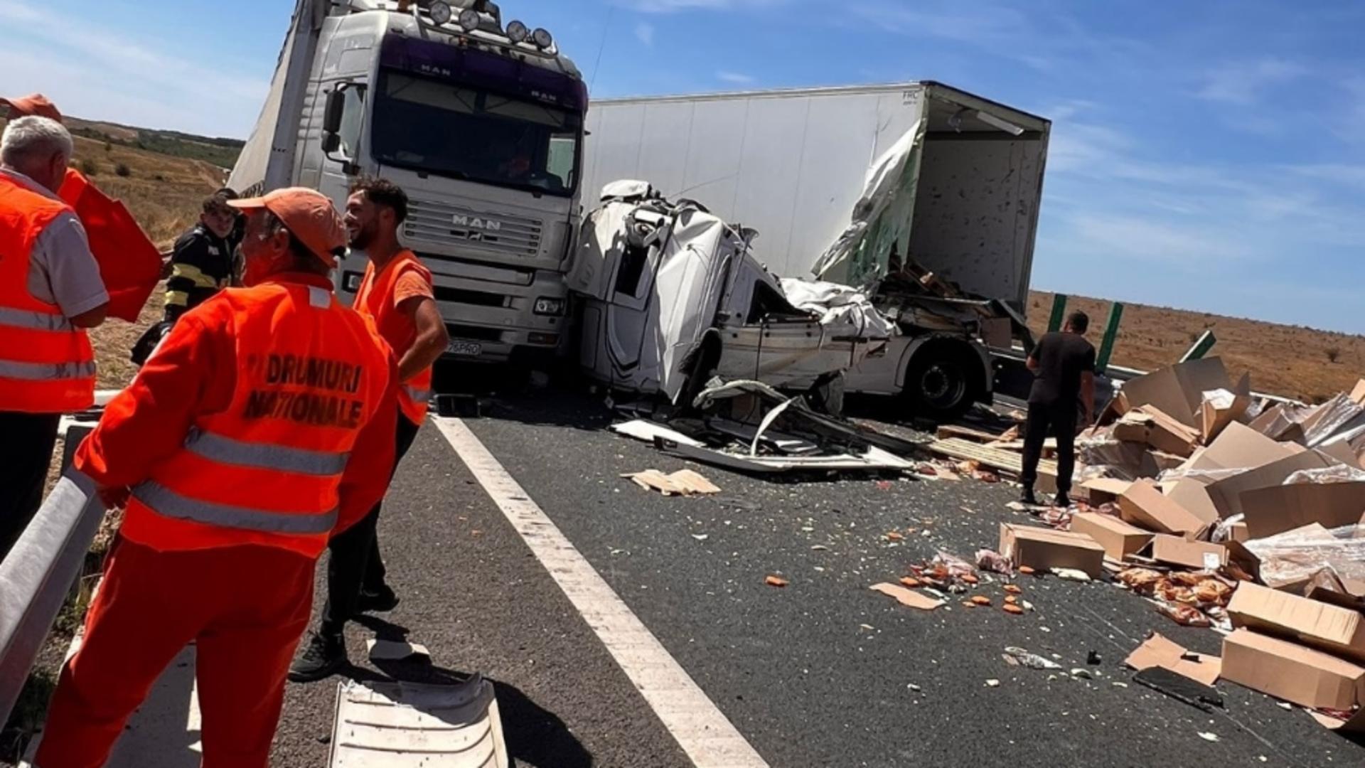 Blocaj total pe drumul expres Craiova–Pitești după coliziunea a două autocamioane. Impact extrem de violent / Facebook
