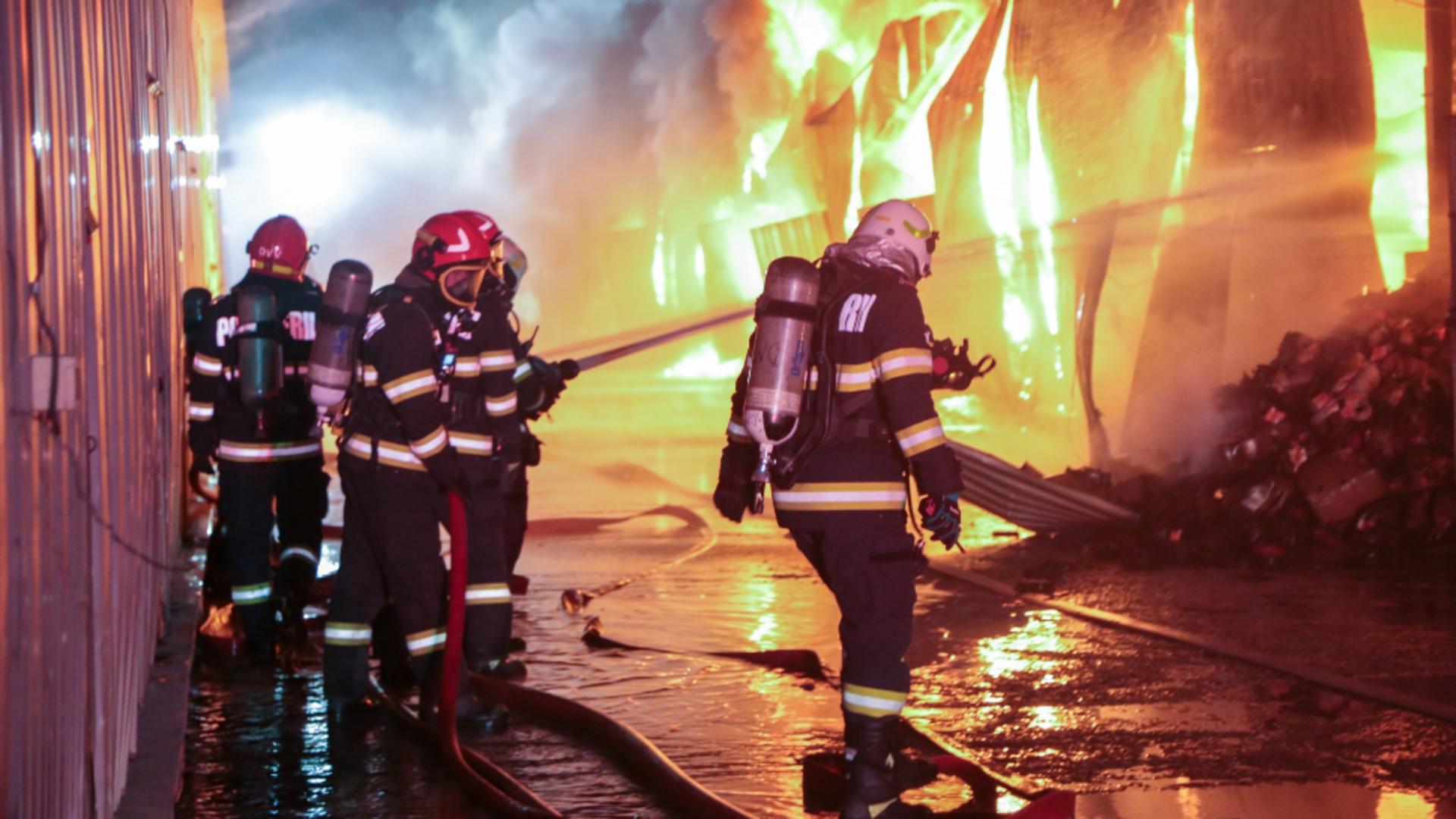 Peste 3.800 mp, afectați de incendiul de la Dragonul Roșu: pompierii au reușit localizarea focul miercuri dimineața