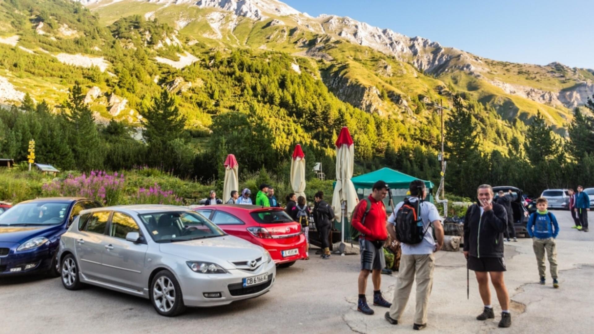 Statistici îngrijorătoare. Peste 90% dintre amenzile pentru parcări ilegale în zone protejate din Bulgaria au fost date turiștilor români