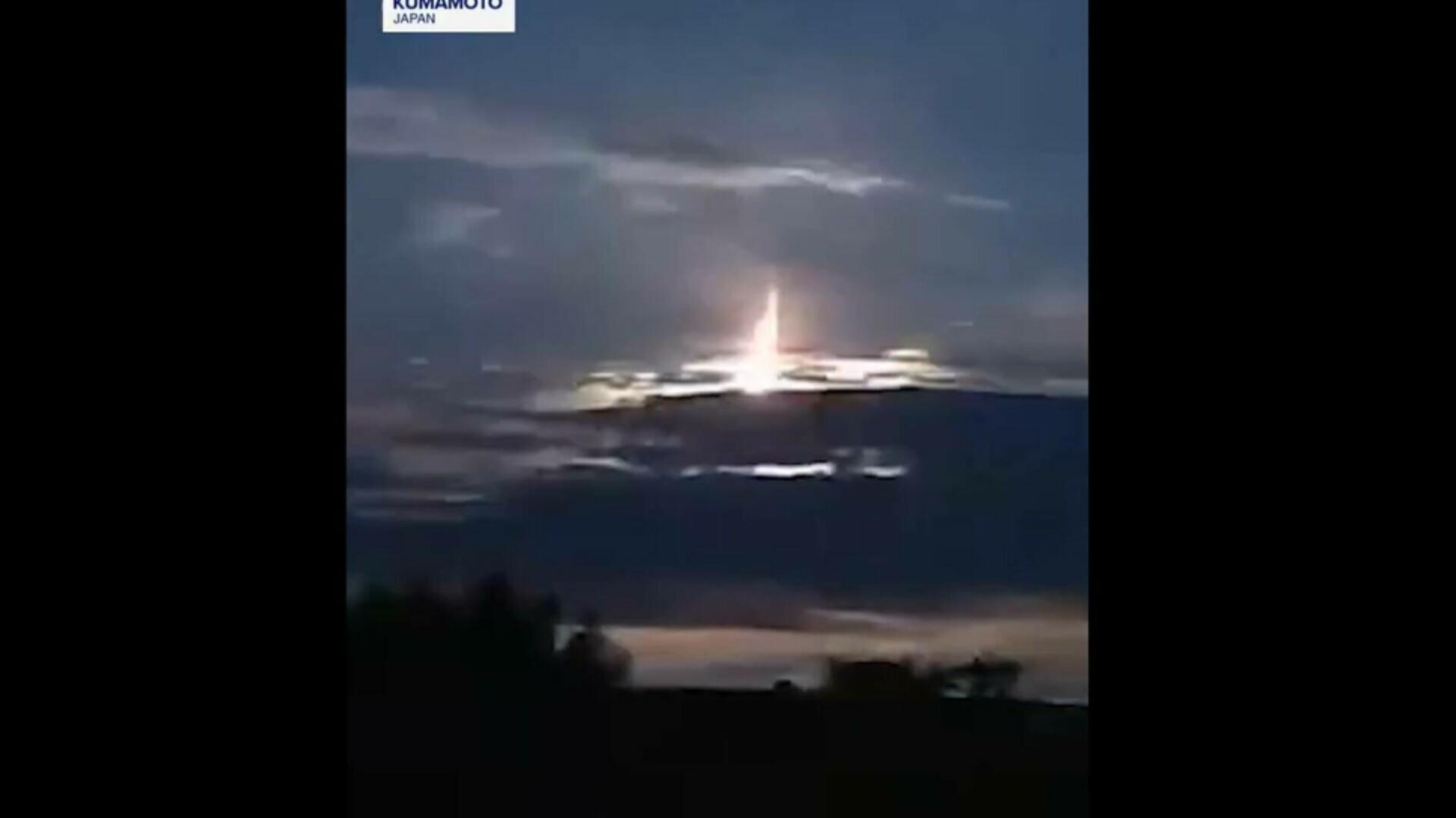 Spectacol pe cerul Japoniei: o „minge de foc” a făcut din noapte zi