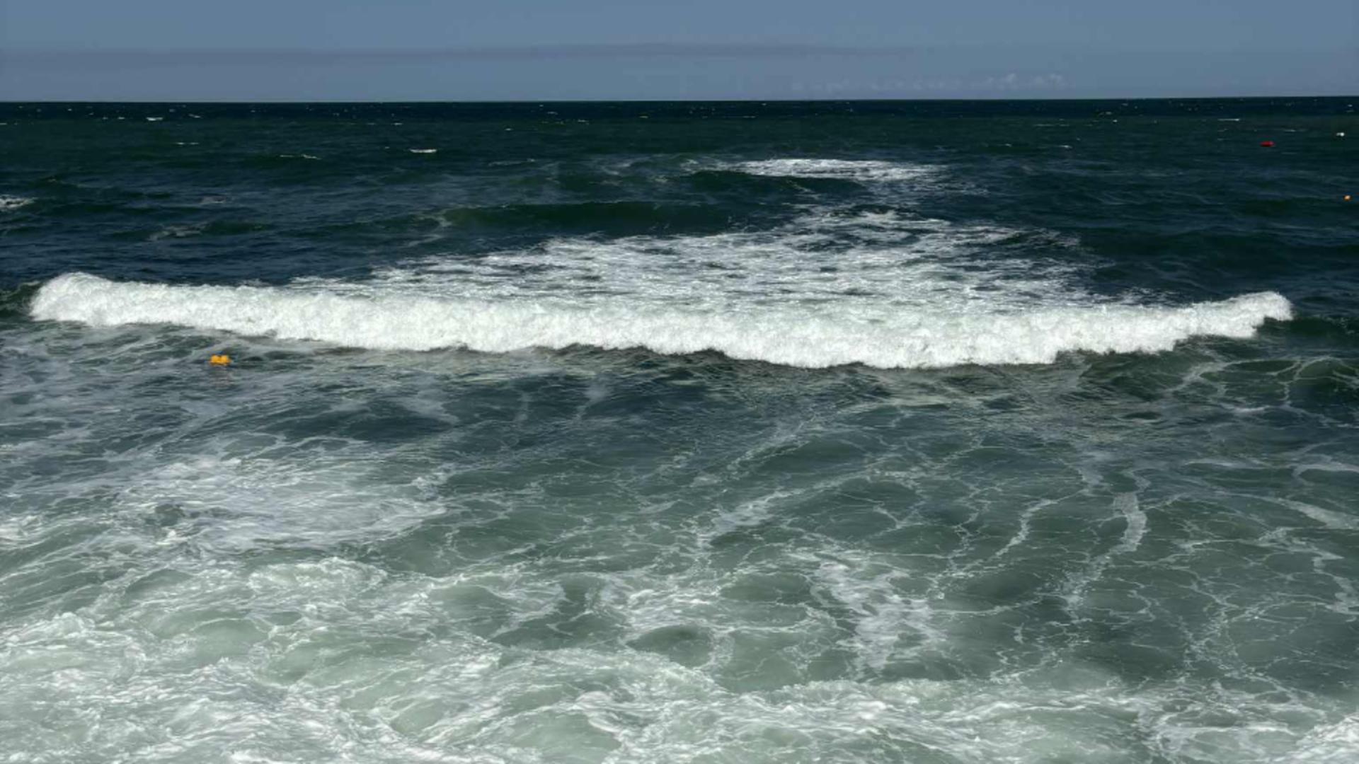 Furtuna de pe Marea Neagră a distrus plajele din Saturn. Turiștii, nevoiți să urce și să coboare praguri de nisip de peste un metru