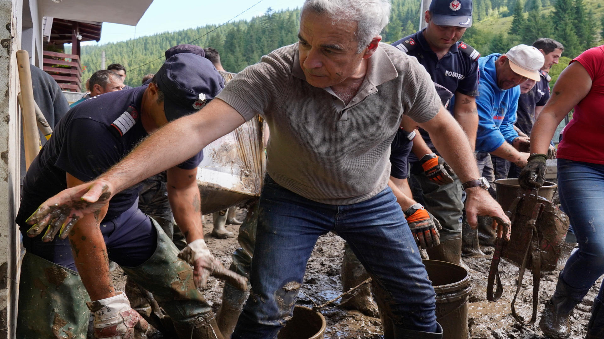 Călin Georgescu a ajuns în mijlocul românilor afectați de inundații / Foto: Inquam Photos