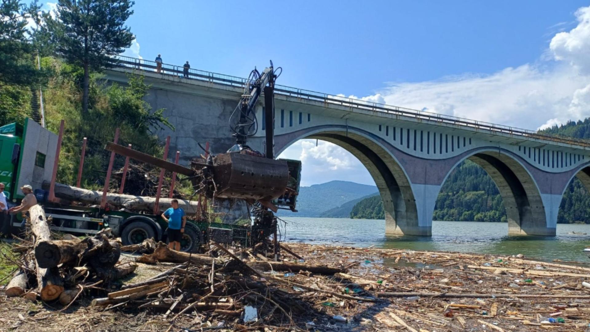 Hidroelectrica a început să curețe deșeurile care au acoperit lacul Bicaz, după inundațiile devastatoare de la Broșteni - GALERIE FOTO