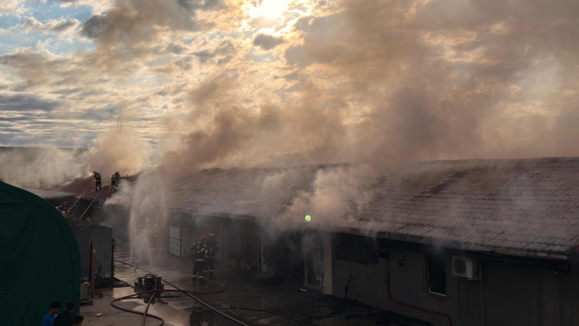 Incendiu violent, lângă București. Un depozit din Buftea, în flăcări