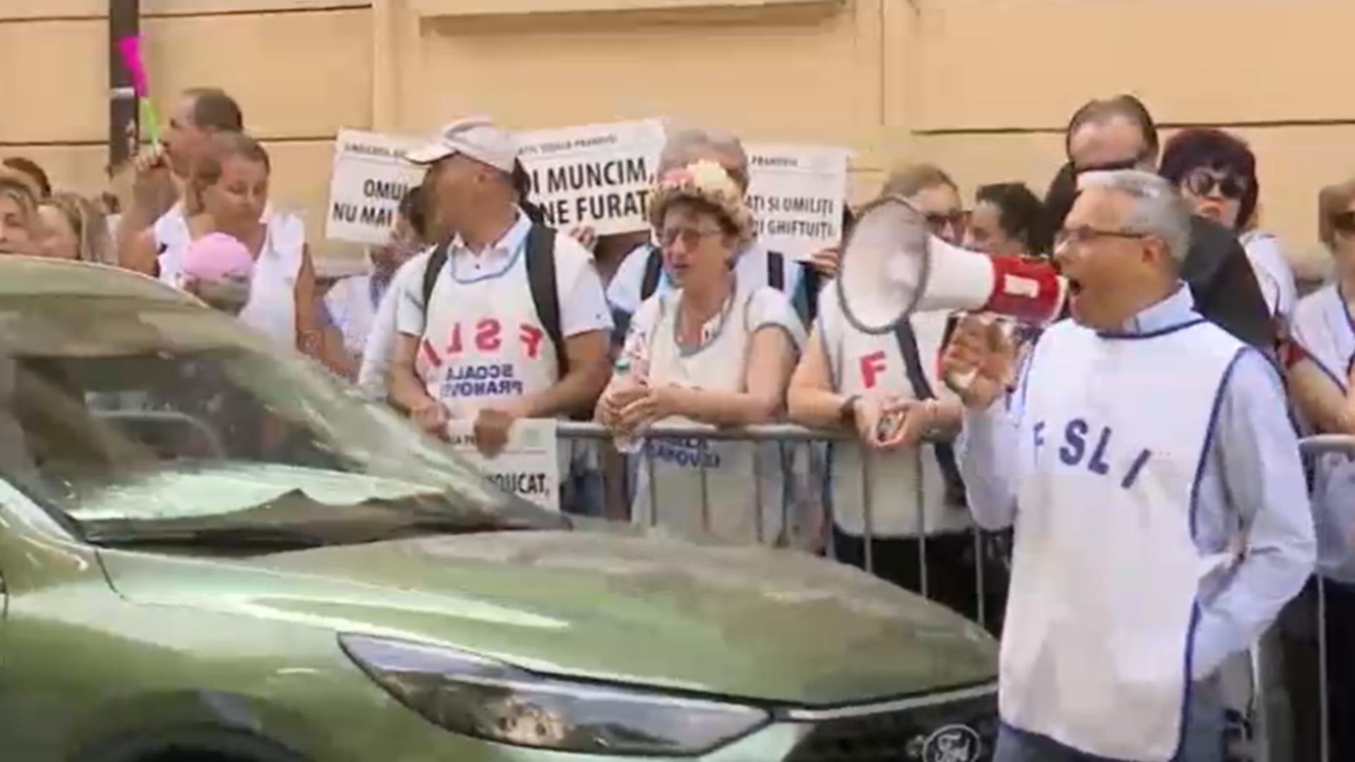 PROTEST uriaș la ușa lui Daniel David: dascălii cer la unison DEMISIA ministrului Educației. GREVĂ GENERALĂ în septembrie