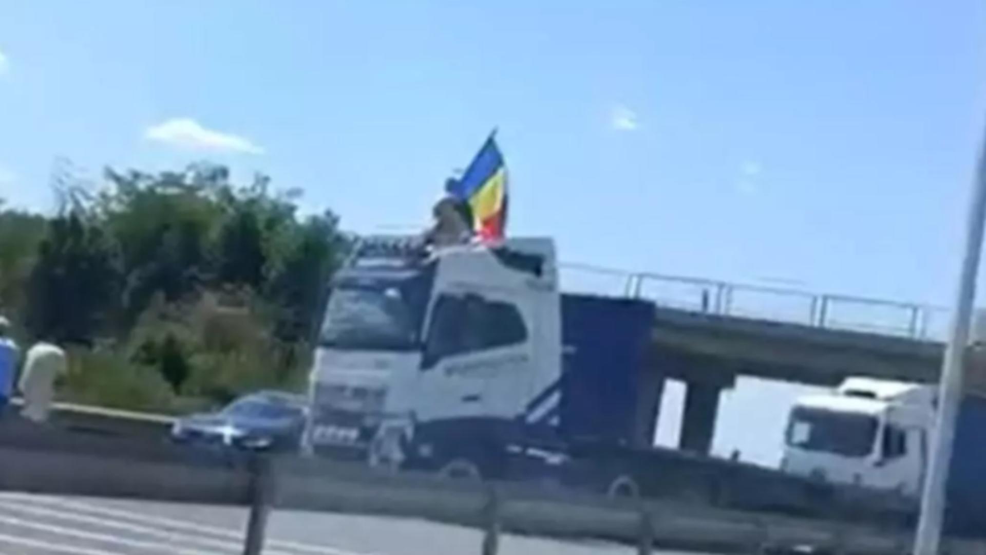 „Scânteia a fost dată!” Șoferul de TIR care a arborat tricolorul pe A1, audiat. Instanța a rămas în pronunțare/ Captură video