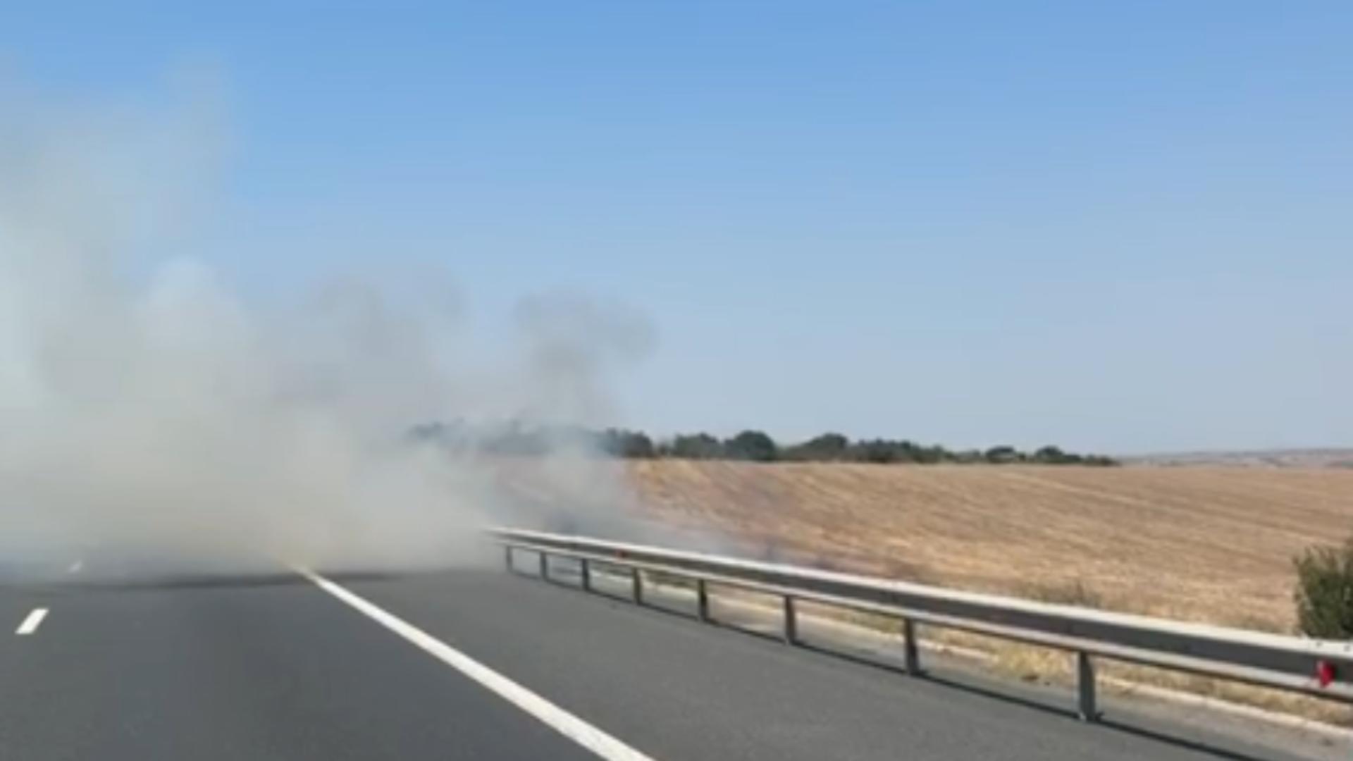 Atenție, șoferi! Autostrada Soarelui, închisă la kilometrul 169 din cauza unui incendiu de vegetaţie: trafic deviat / Captură video