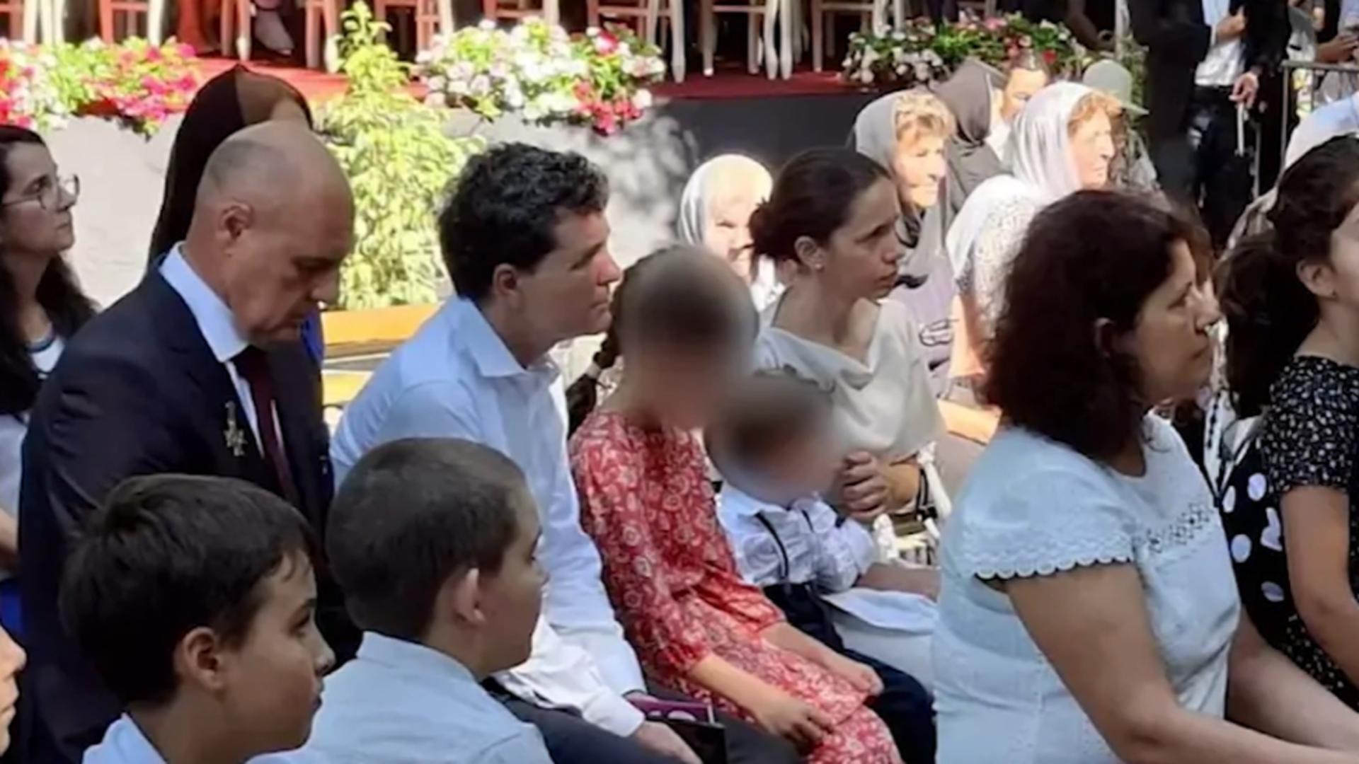 Nicușor Dan, la slujbă cu familia. Exercițiu de imagine de Ziua Marinei Române/ Captură video