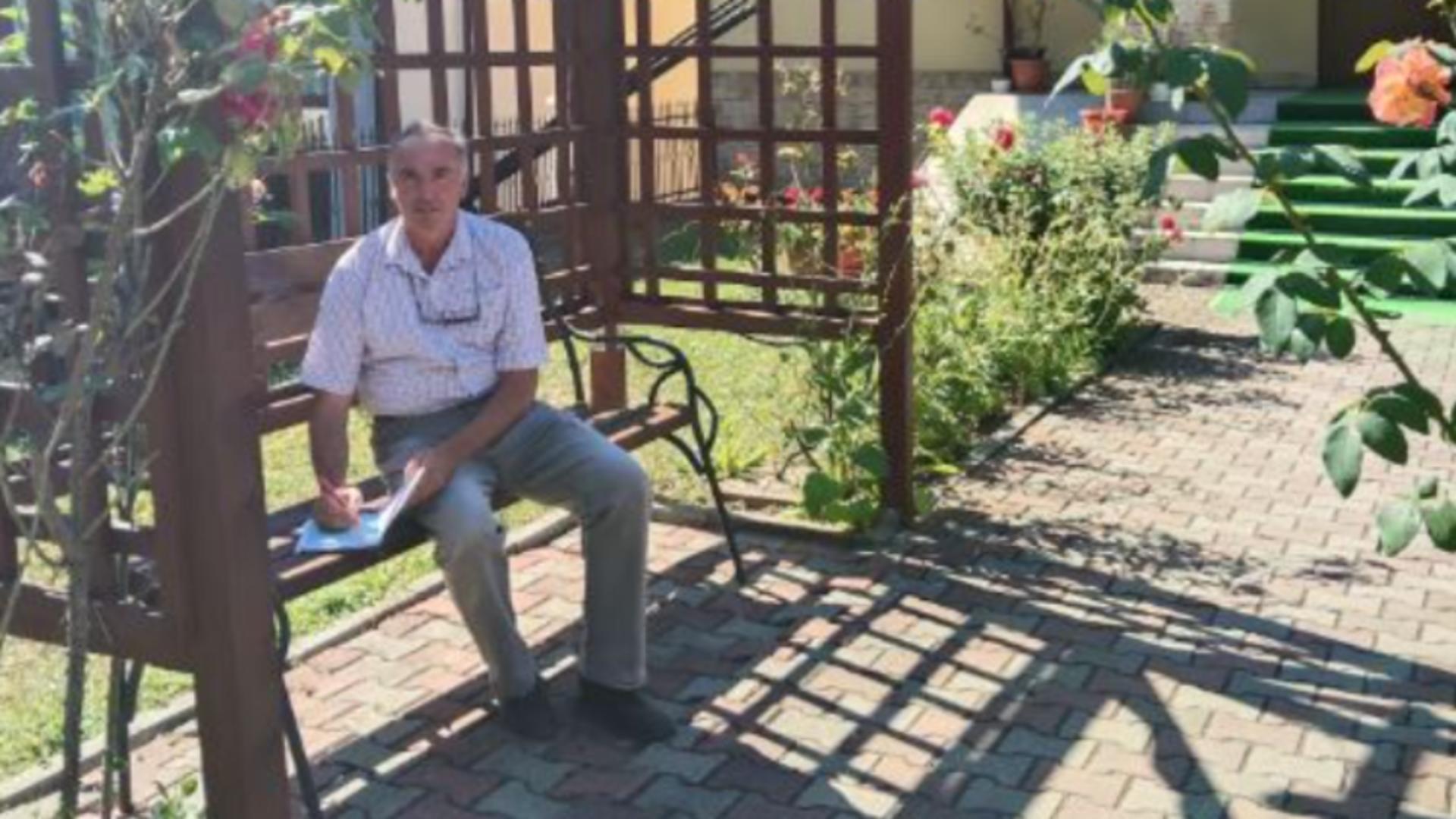 Audiențe pe o bancă, în curtea primăriei. Cum a ajuns un viceprimar din județul Buzău în această situație 