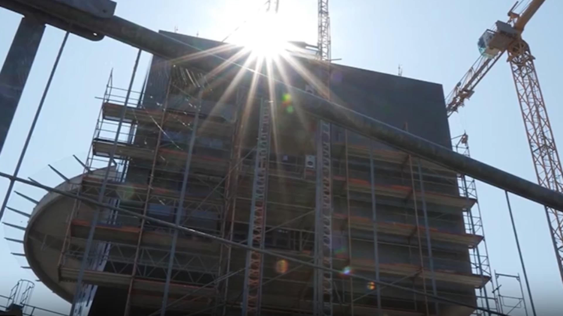  Drama muncitorilor români din Germania: nu și-au primit salariile, la doi ani după ce au construit un spital. Oamenii sunt disperați