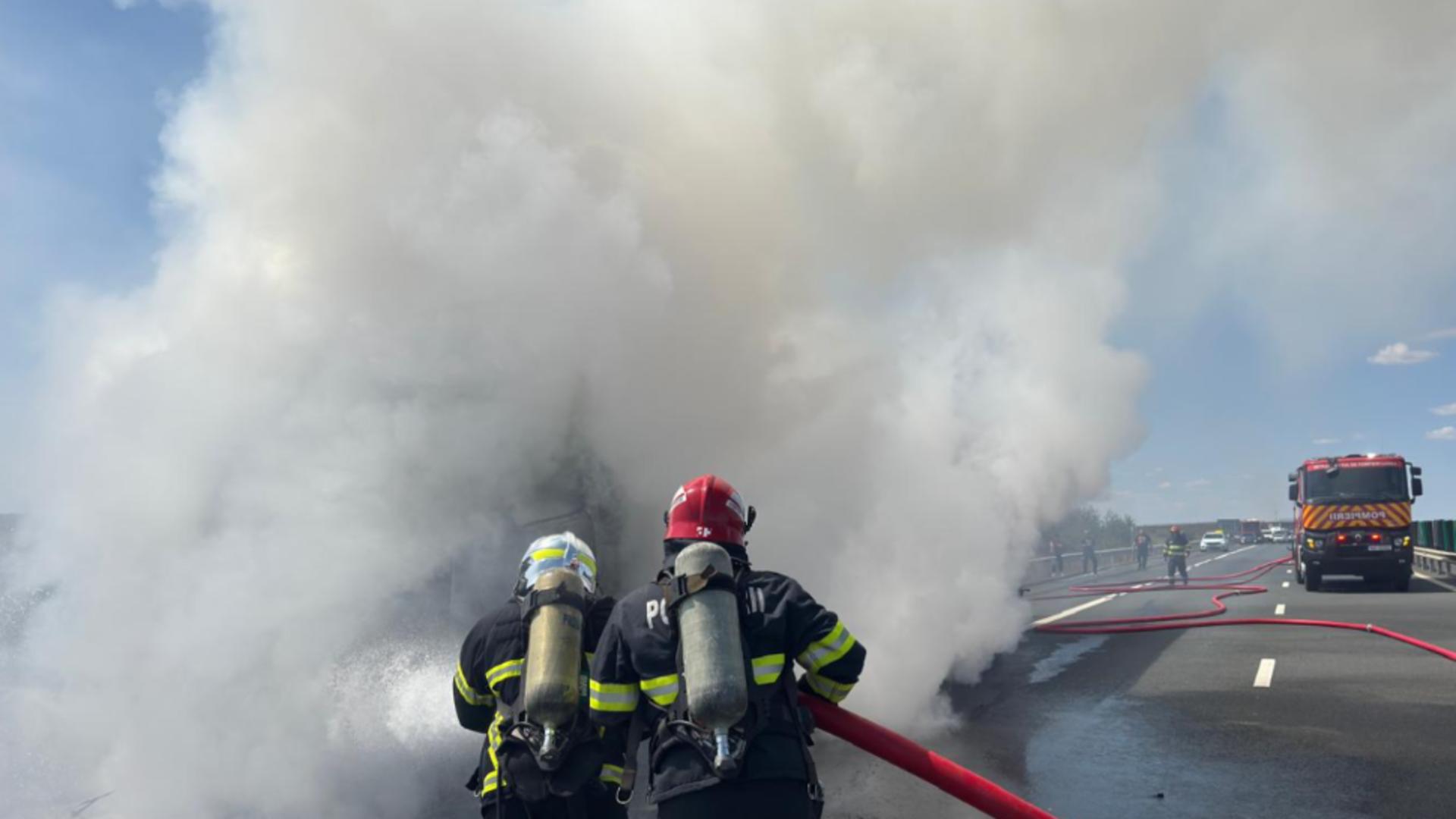 Cabina unui TIR, mistuită de flăcări, pe A1. Șoferul s-a salvat în ultima clipă / Captură foto Timiș Online 
