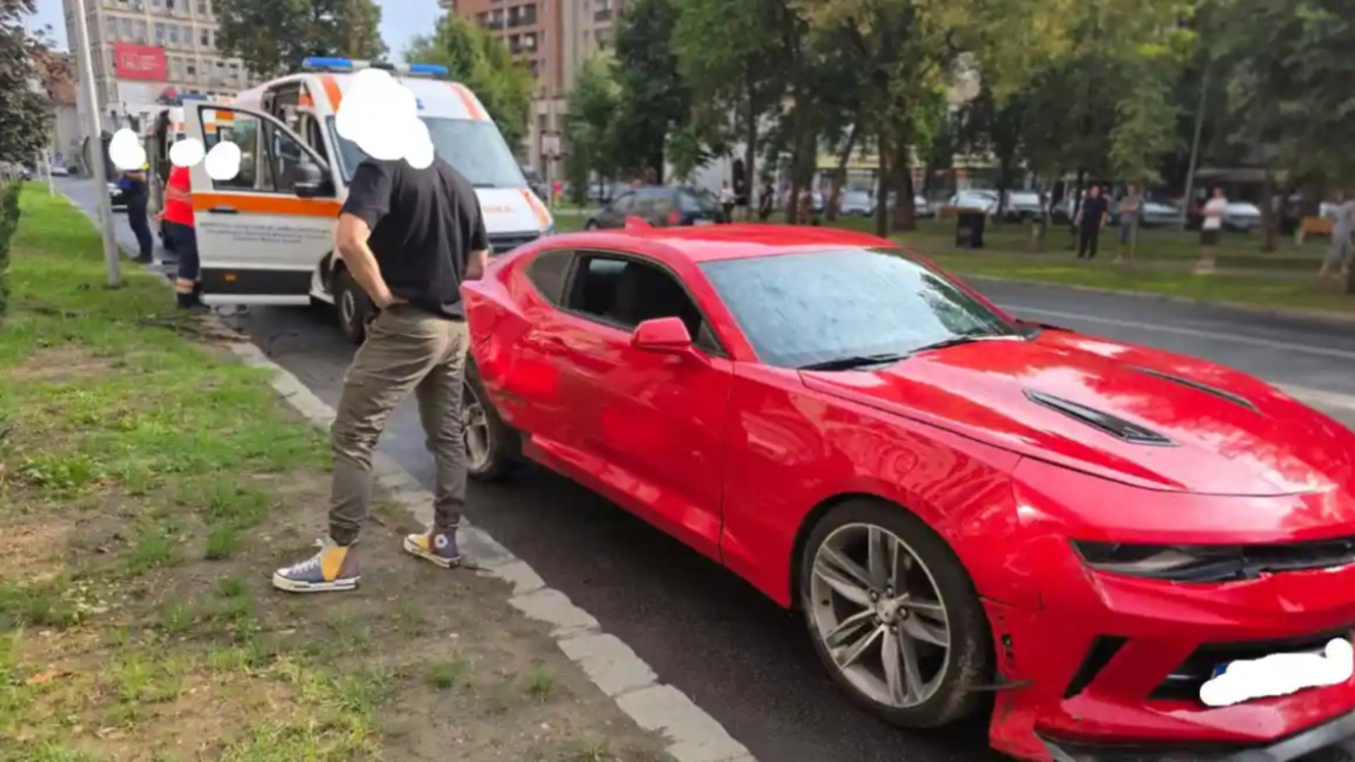 Două femei, în stare gravă la spital după ce au fost spulberate pe trotuar de o mașină. Accident grav la Alba Iulia / Captură foto ziarulunirea.ro