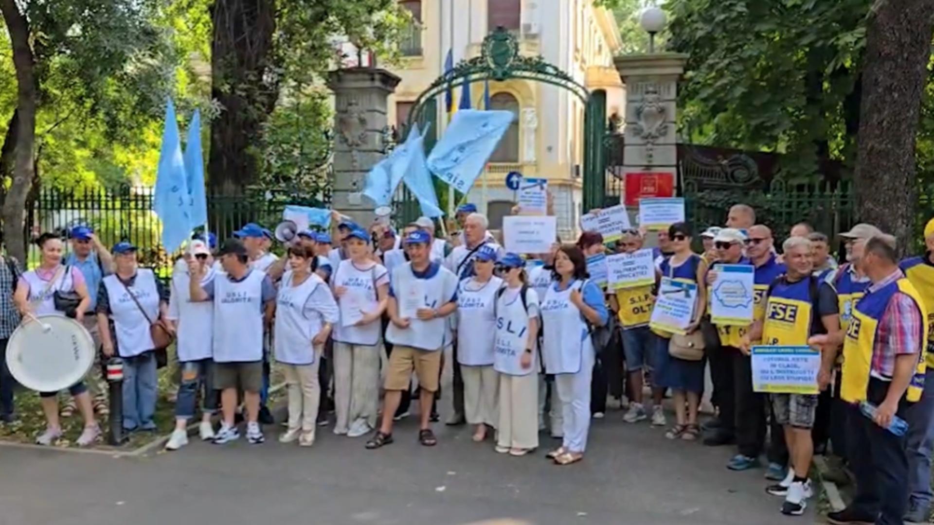 A opta zi de proteste: profesorii, din nou în fața Ministerului Educației/ Captură video 