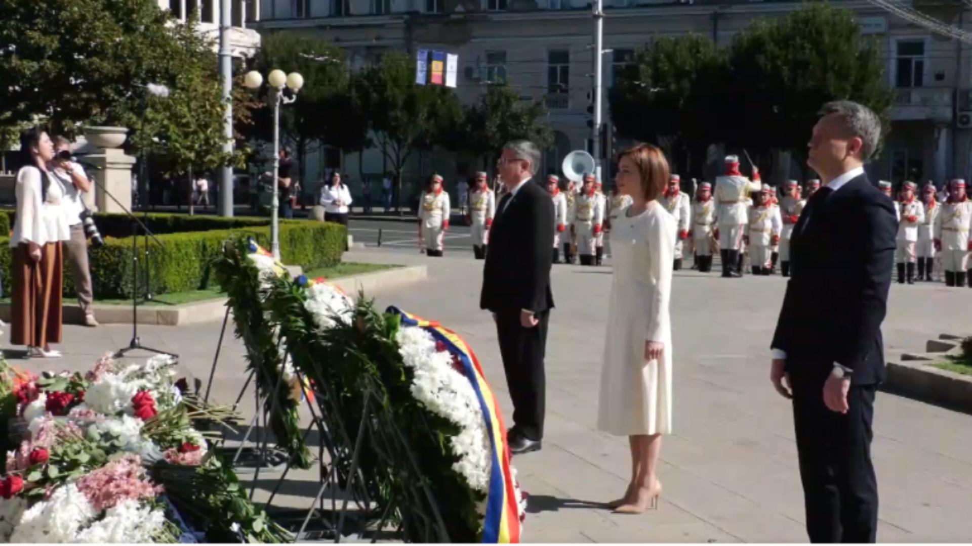 Depuneri de flori la monumentul lui Ștefan cel Mare și Sfânt cu ocazia Zilei Independenței Republicii Moldova/ Captură video