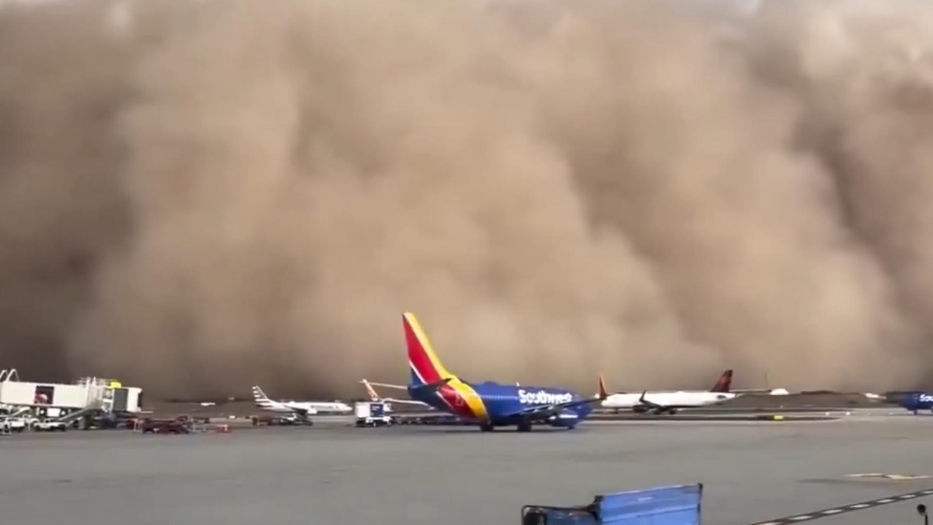 Oraşul Phoenix din Arizona, lovit de o furtună masivă de nisip! Circulația rutieră și zborurile, puternic afectate/ Captură video