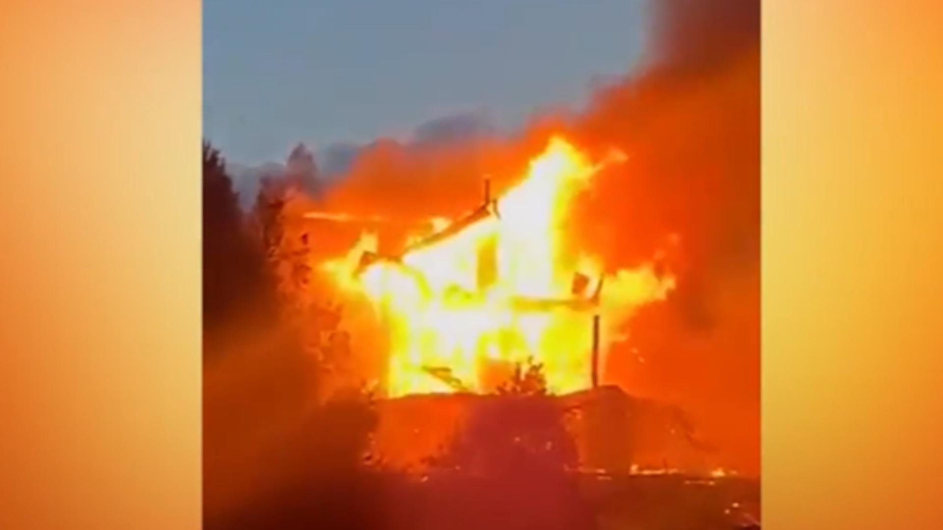Incendiu devastator la o pensiune din Râșnov: clădirea a fost mistuită de flăcări/ Captură video