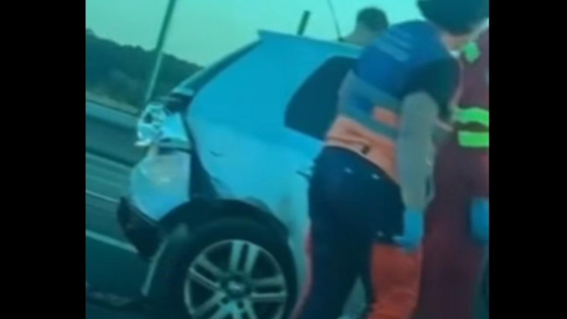 Cinci mașini s-au tamponat pe drumul spre mare. Foto/Captură video