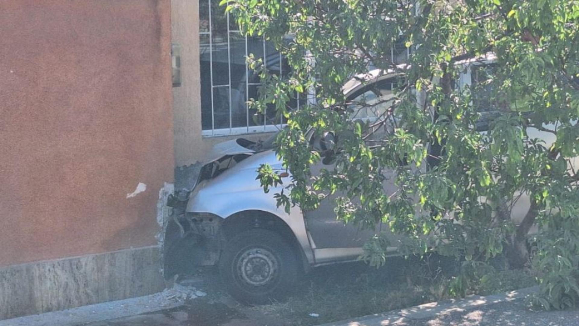 Accident rutier cumplit: unui șofer i s-a făcut rău la volan și a intrat în Poștă