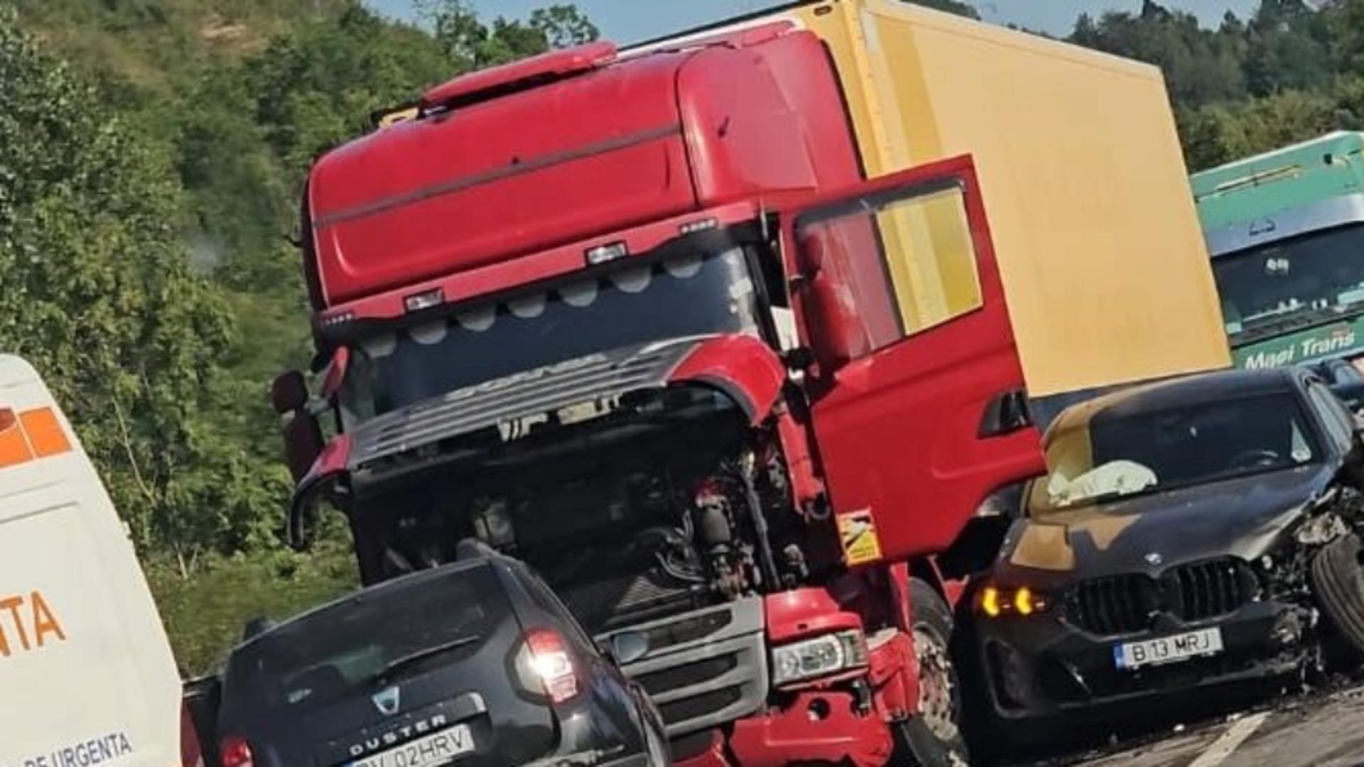 Coliziune în lanț pe DN1, la Comarnic – patru persoane rănite, trafic restricționat spre Brașov