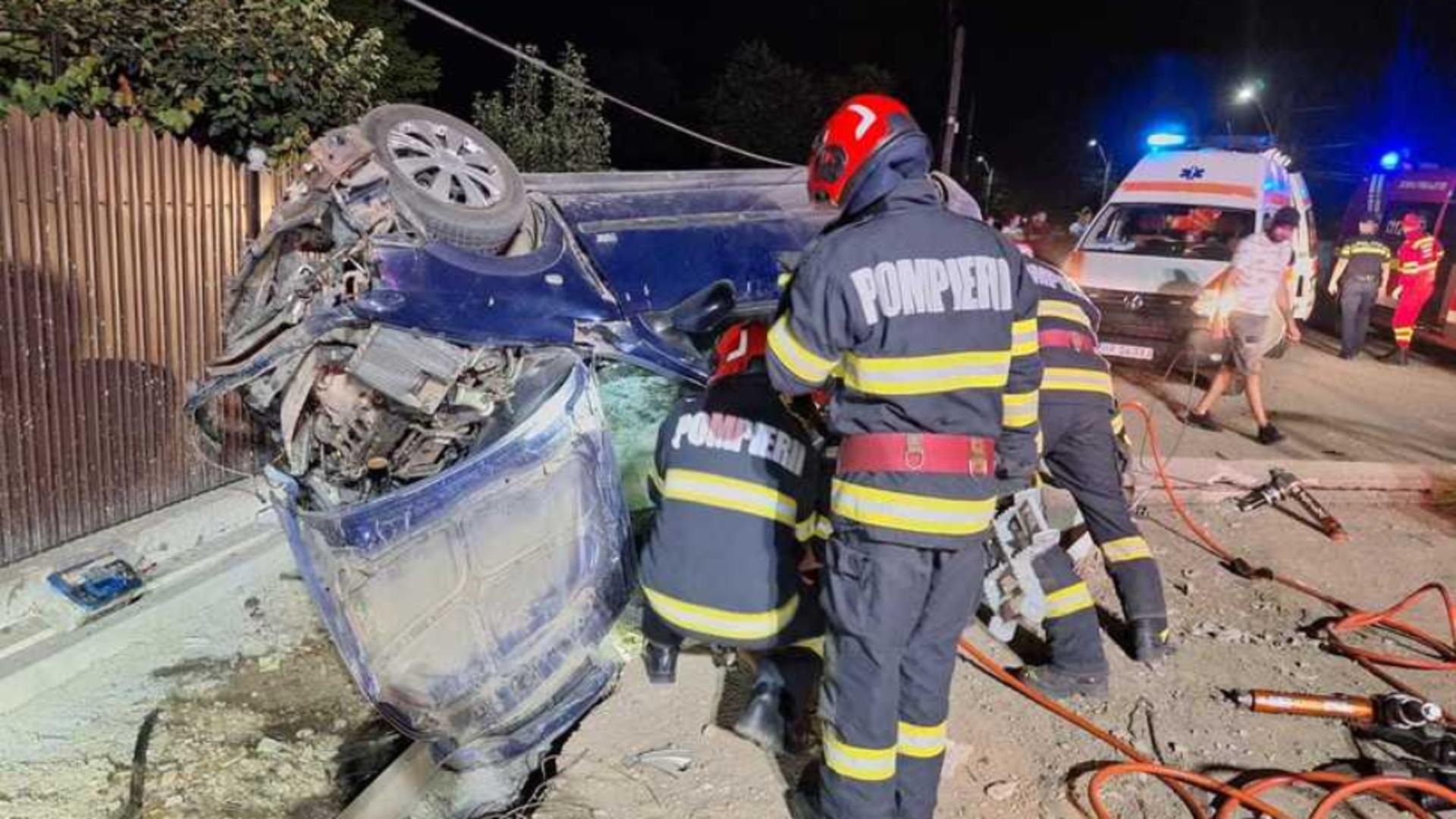  O mașină s-a izbit de un stâlp electric, la Brăila!  Bilanț tragic: o tânără a murit și alți 3 au fost răniți  grav