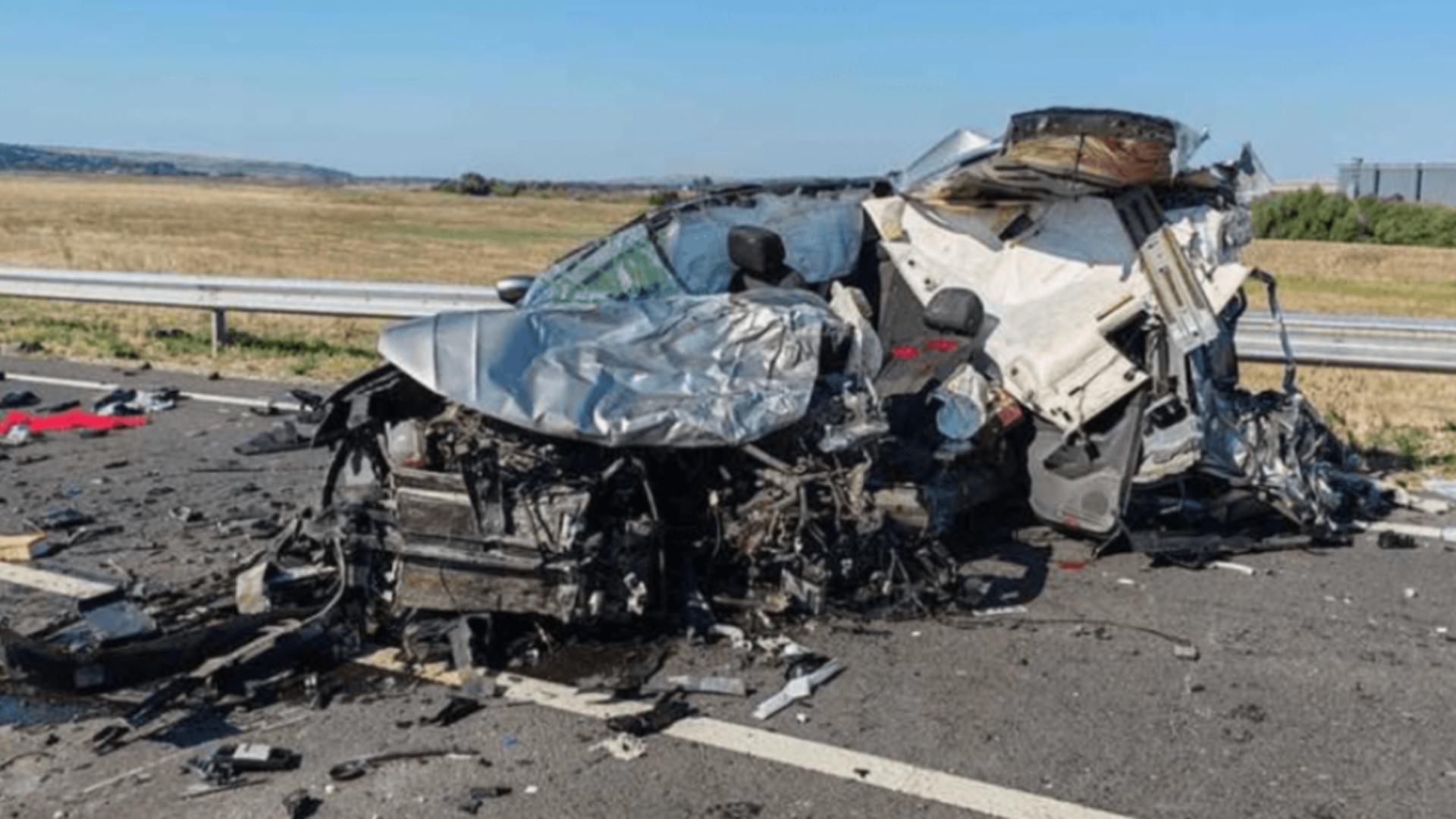 Șoferul nu a avut nicio șansă, vehiculul a fost distrus complet