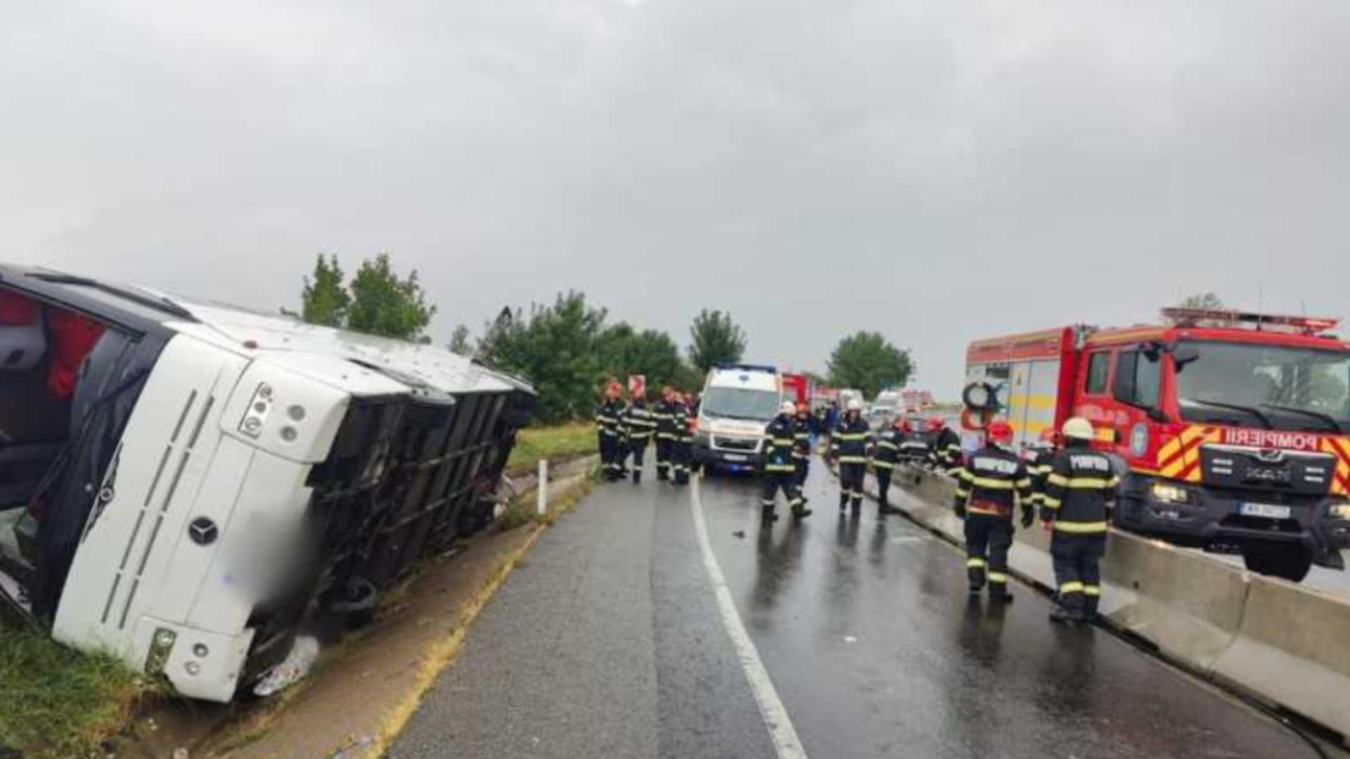 Un autocar cu 20 de persoane s-a răsturnat în afara părții carosabile.