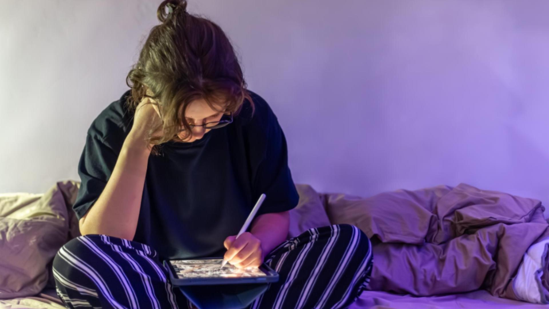 Motivele pentru care tot mai mulți adolescenți se izolează în camerele lor