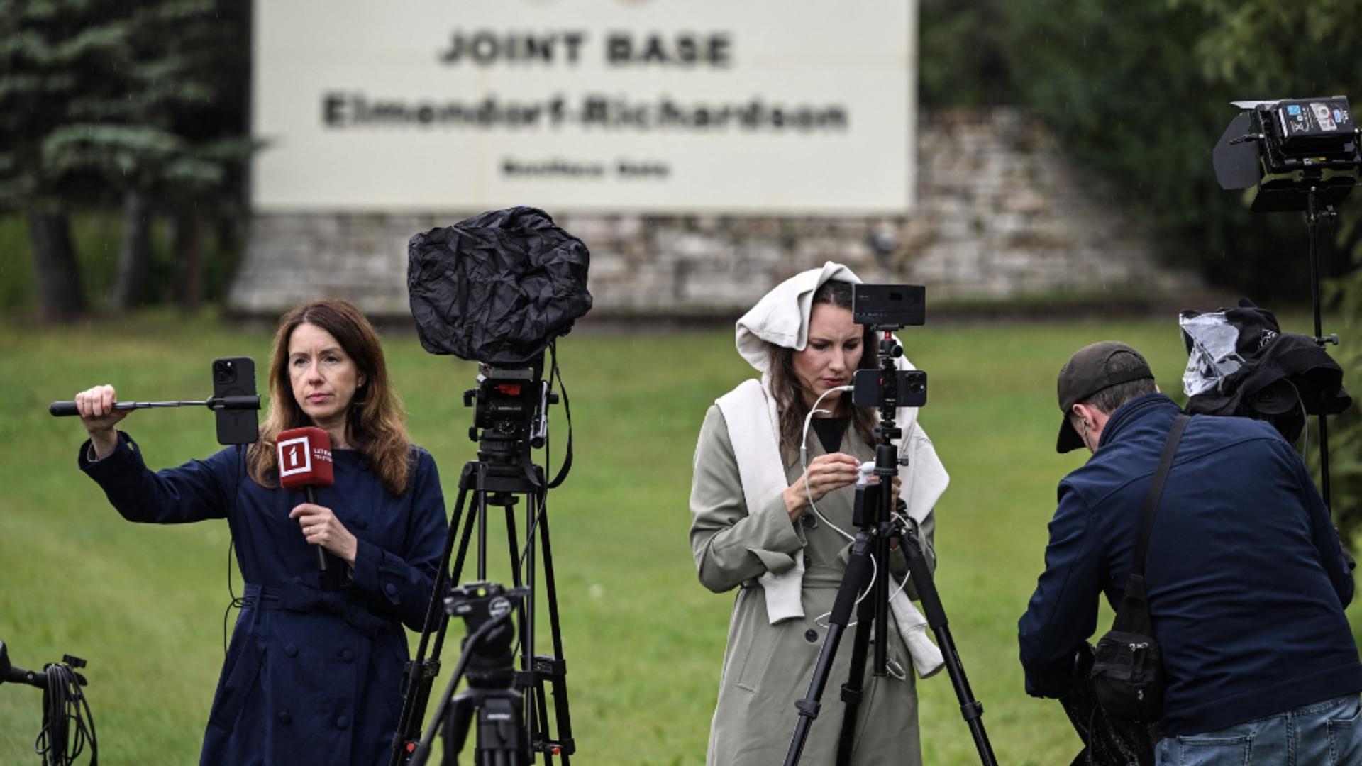 Presa, în așteptarea celor doi șefi de stat în Alaska. Foto/Profimedia