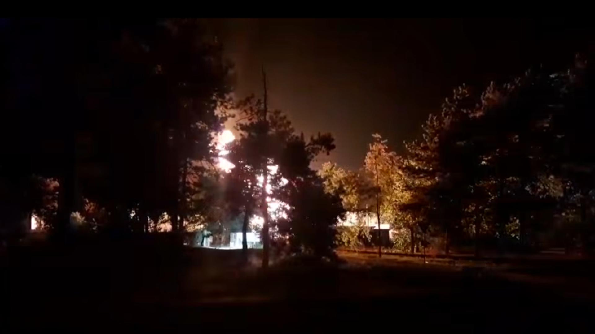 Alertă de explozie la Amara, Ialomița, după ce o echipă de muncitori a lovit o pungă de gaze. S-a format un crater uriaș, 270 de persoane evacuate. Situația s-a agravat în cursul serii - VIDEO