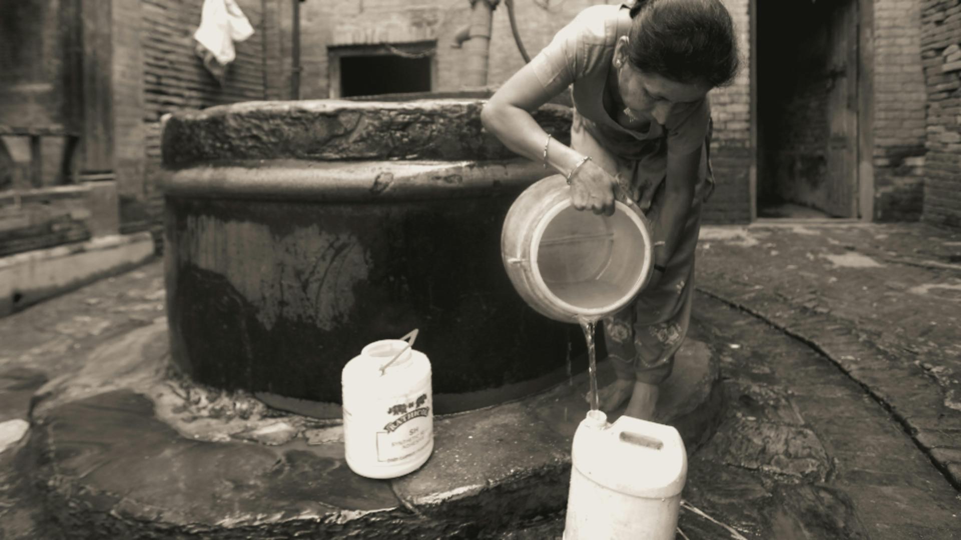 Criză de apă în județul Buzău. Oamenii de la bloc cară apa cu bidoanele sau gălețile, în plină caniculă