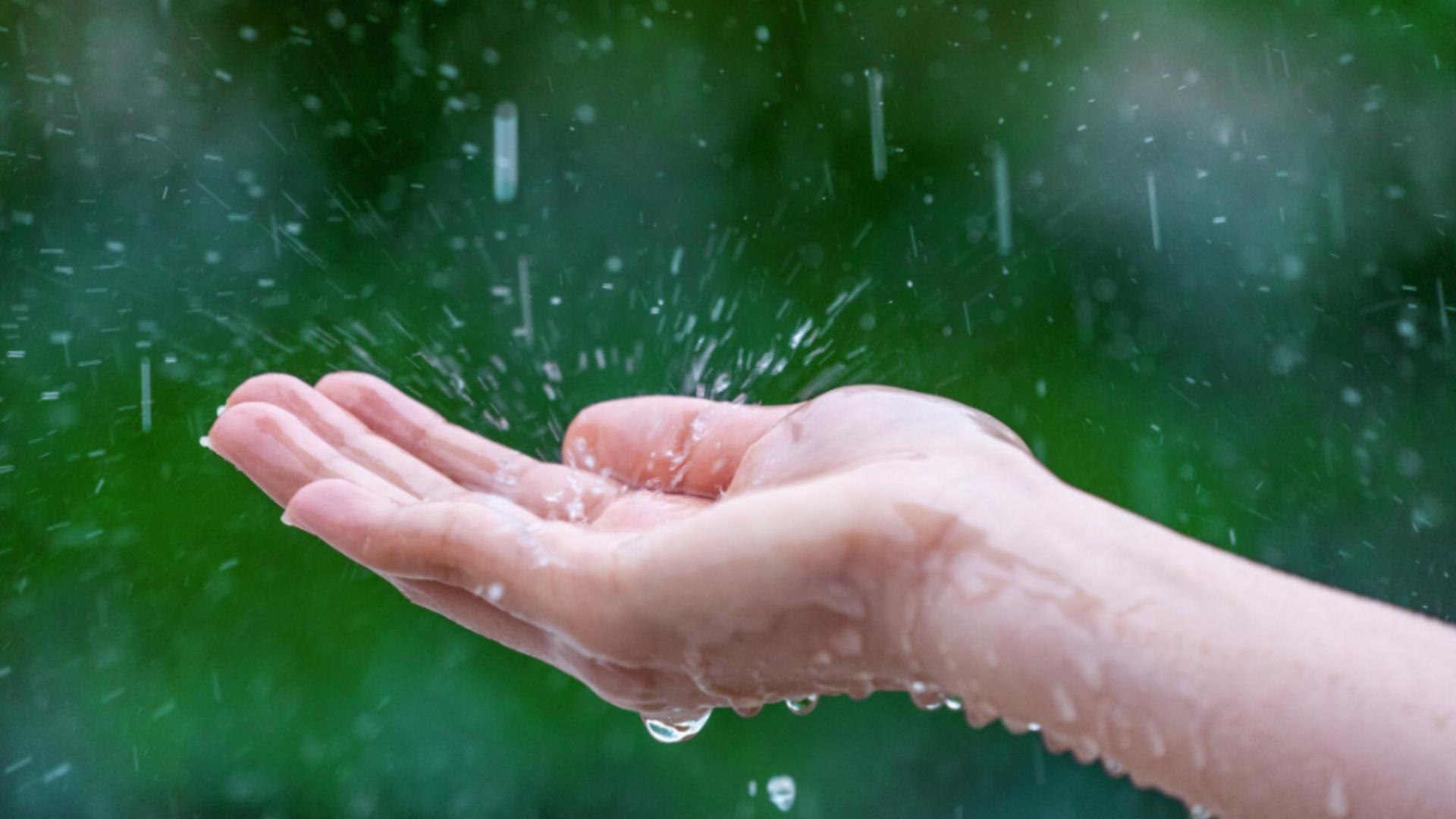 Cum a ajuns să fie taxată și apa de ploaie