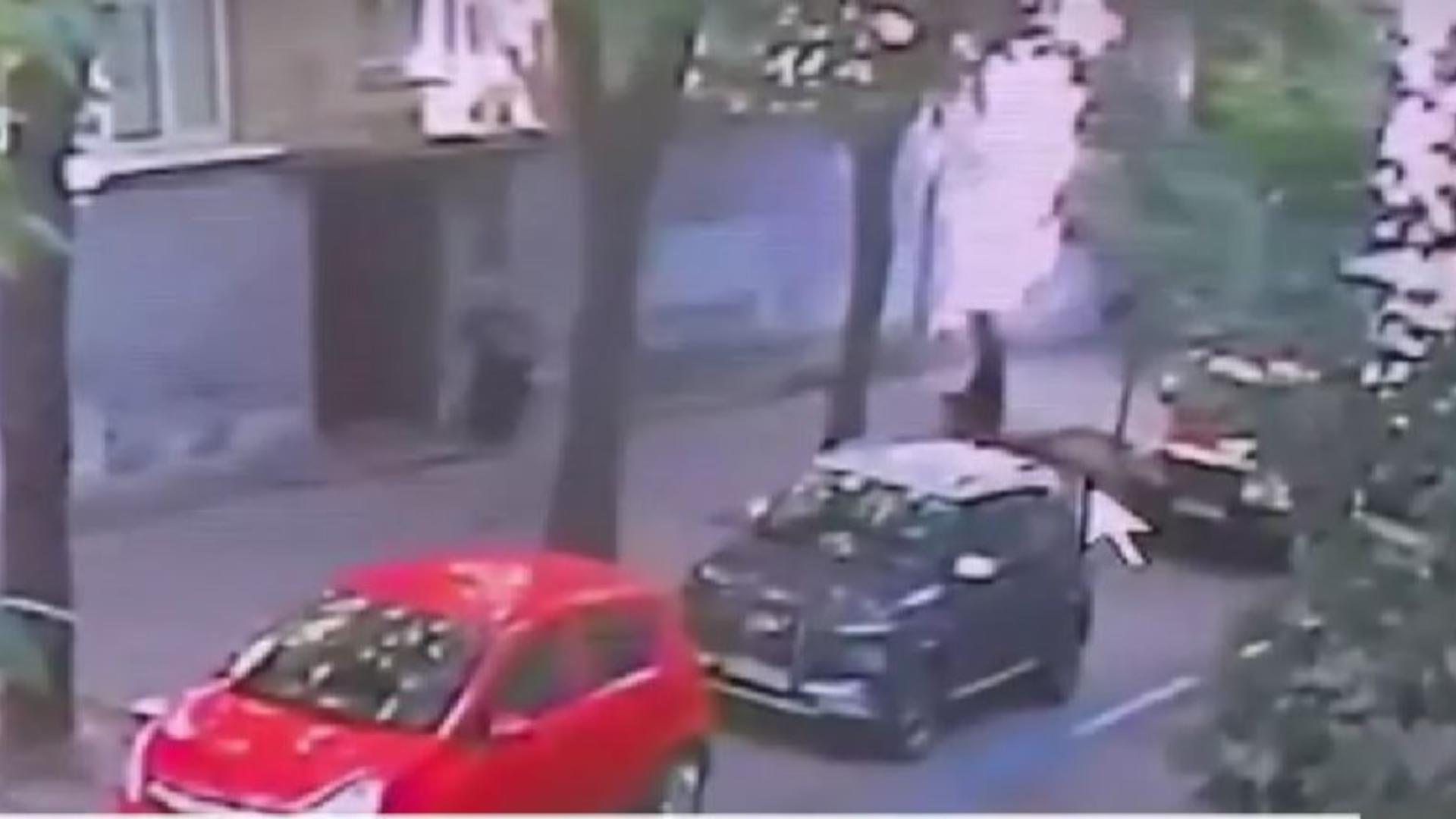 Primele imagini în care fostul președinte al Parlamentului Ucrainei a fost asasinat în stradă. Criminalul este un atacator deghizat în curier