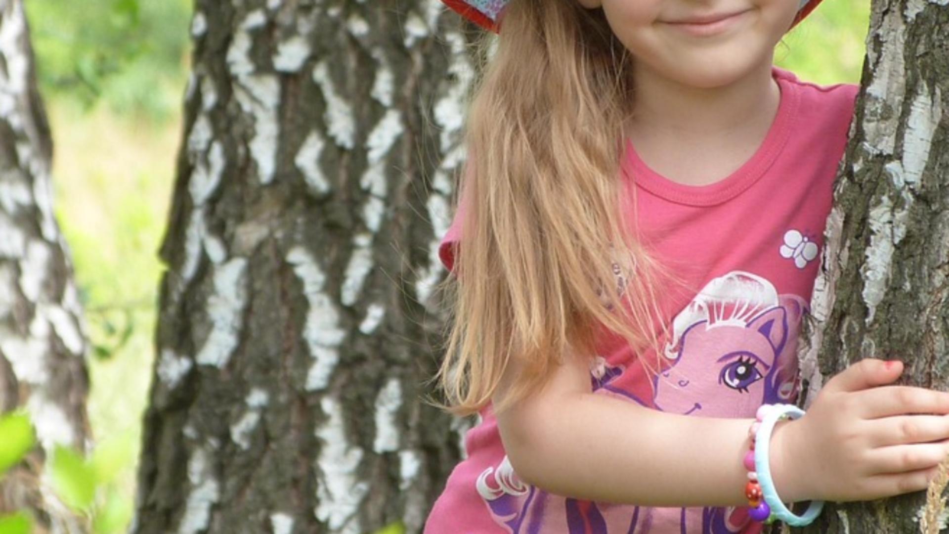 Minune în Germania: fetița de 2 ani, singura supraviețuitoare a tragediei provocate de tatăl său, s-a trezit din comă când a auzit vocea bunicii