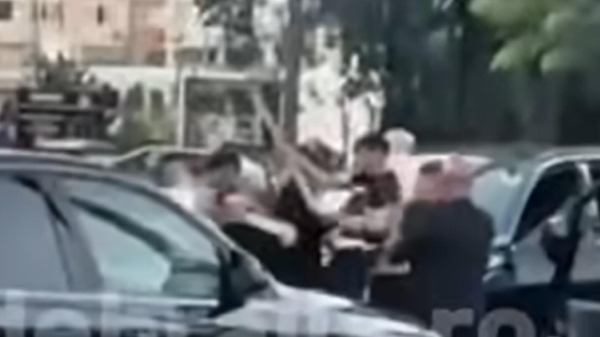 Video. Bătaie ca-n Vestul Sălbatic în mijlocul Brăilei. Interlopii și-au împărțit la liber bâte și topoare