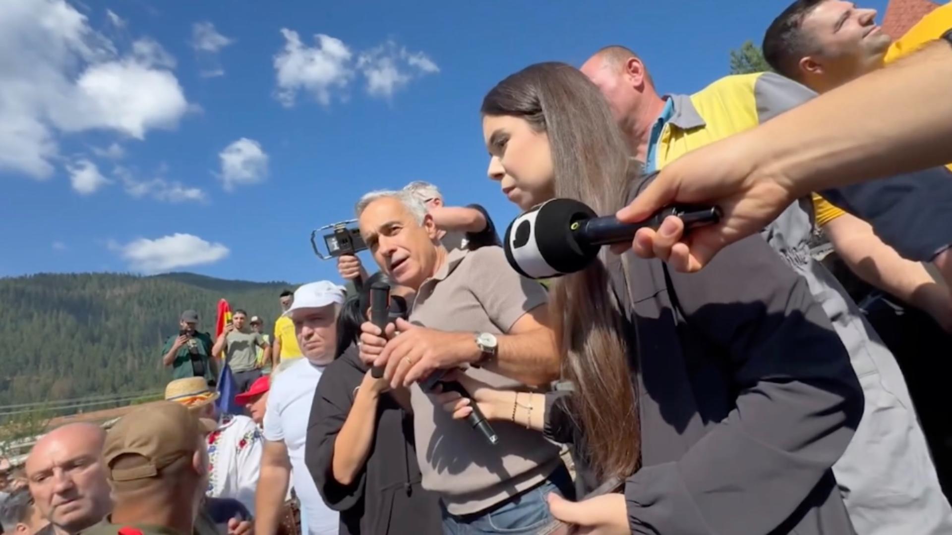 Călin Georgescu muncește cot la cot cu românii devastați de inundații: Un conducător de glie are grijă de țara sa 