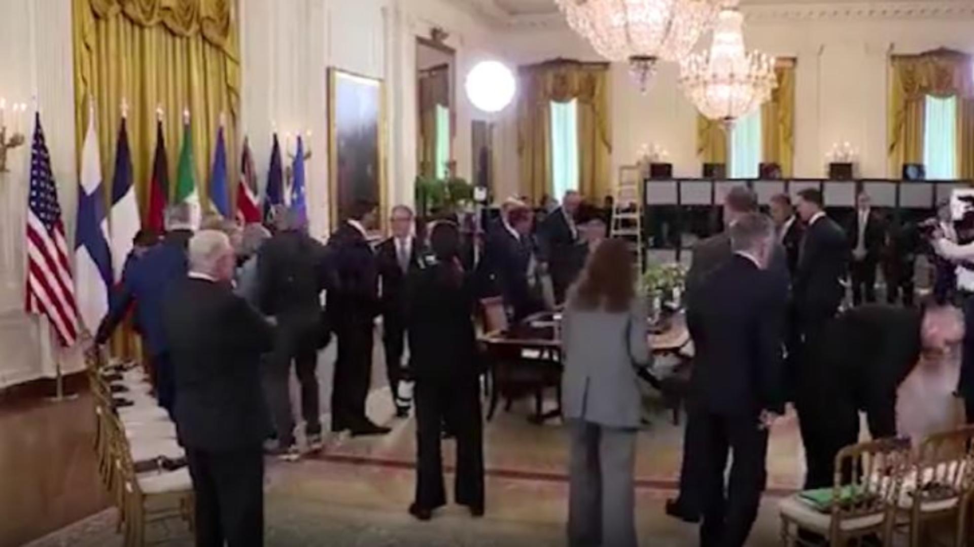 Șoaptele incendiare dintre Trump și Macron, surprinse de presă. Ce i-a șoptit despre înțelegerea cu Putin?