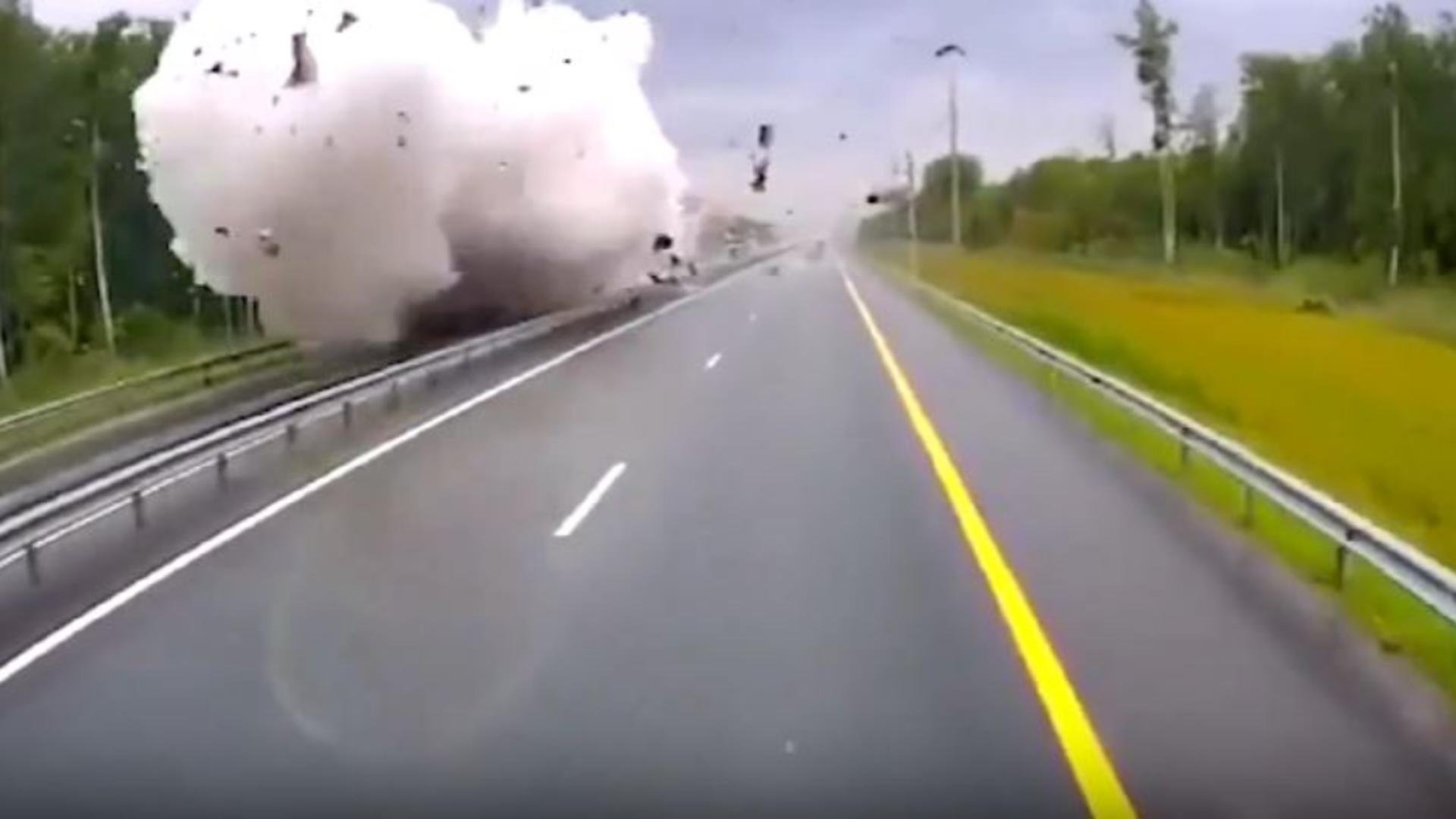 Explozie uriașă: o cisternă a fost spulberată pe autostradă