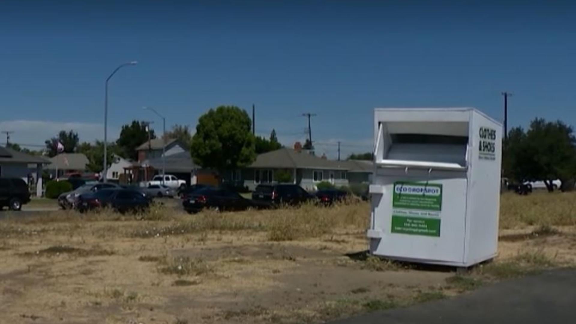 O femeie și-a pierdut viața după ce a rămas blocată într-un container de donații cu haine și încălțări