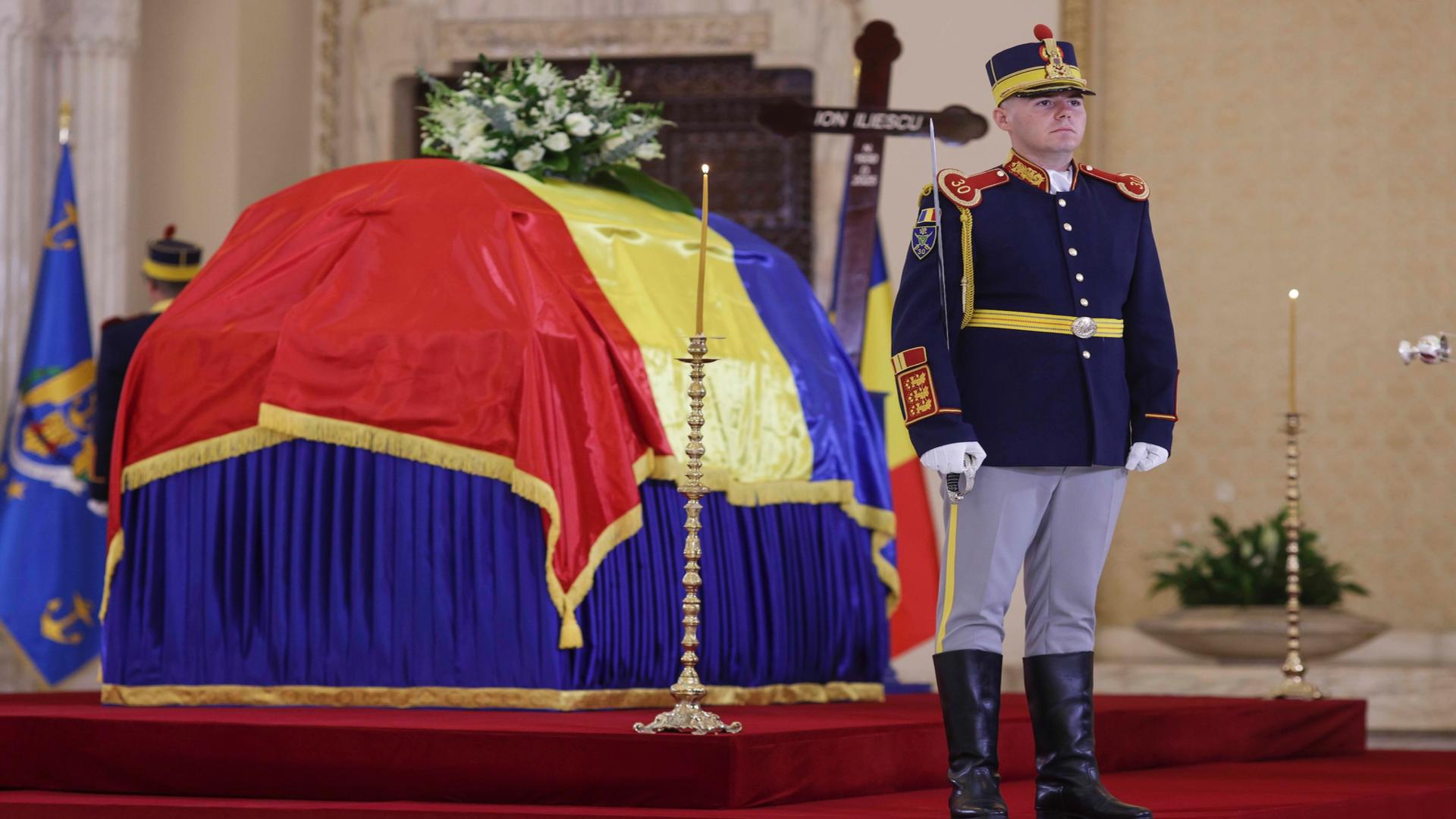 O singură coroană de flori la catafalcul lui Ion Iliescu: cine a trimis-o și ce mesaj apare pe panglică / Foto: Inquam Photos
