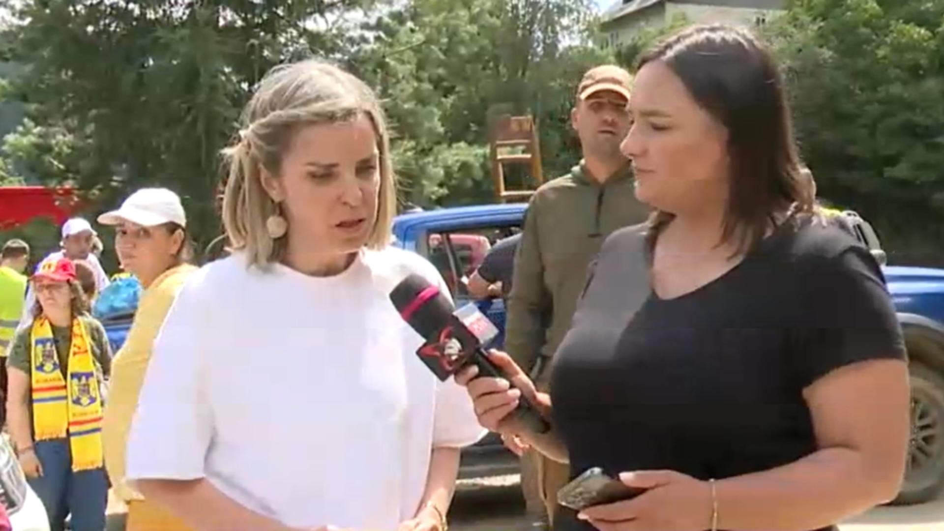 Cristela Georgescu, în lacrimi printre sinistrați. FOTO: Captura Realitatea 