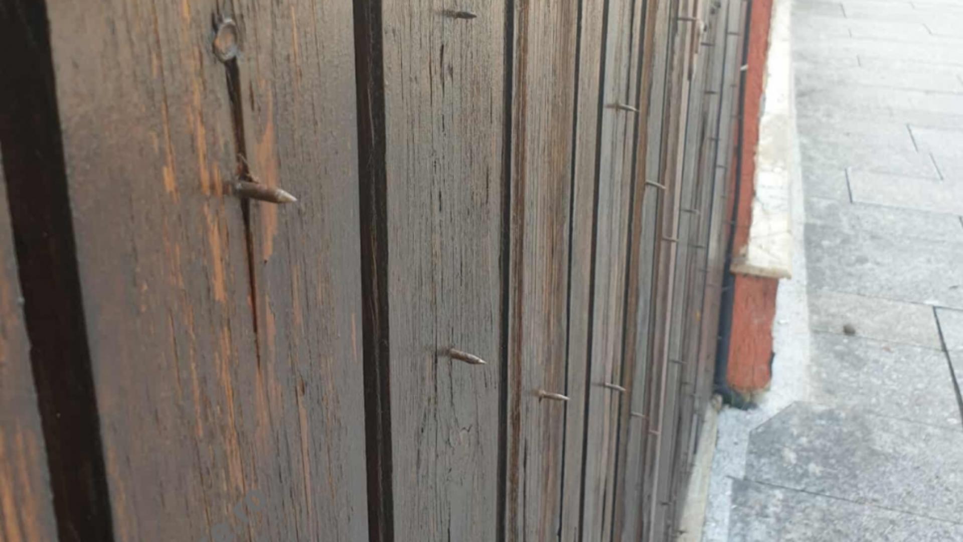 roprietarul imobilului a recunoscut că el a montat cuiele în mod deliberat. 