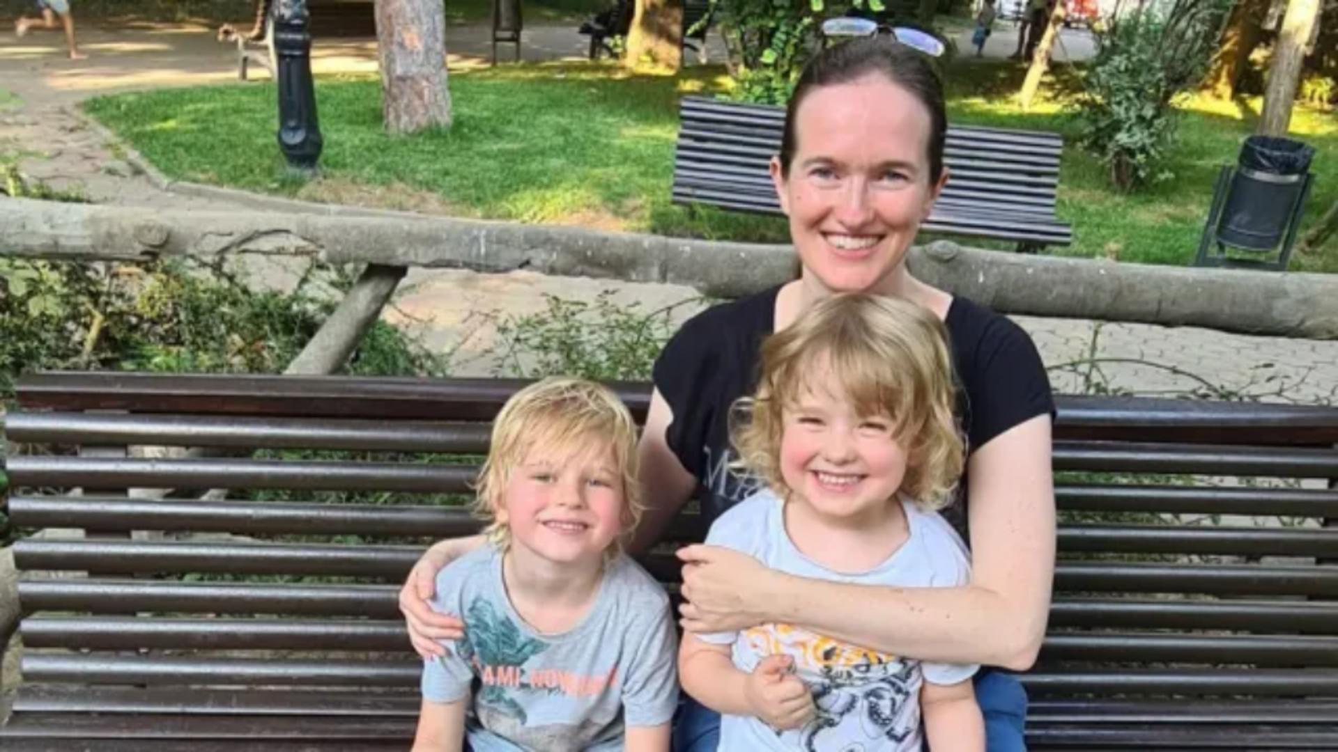 Debbie Stowe și cei doi copii ai ei. Sursa Foto: The iPaper