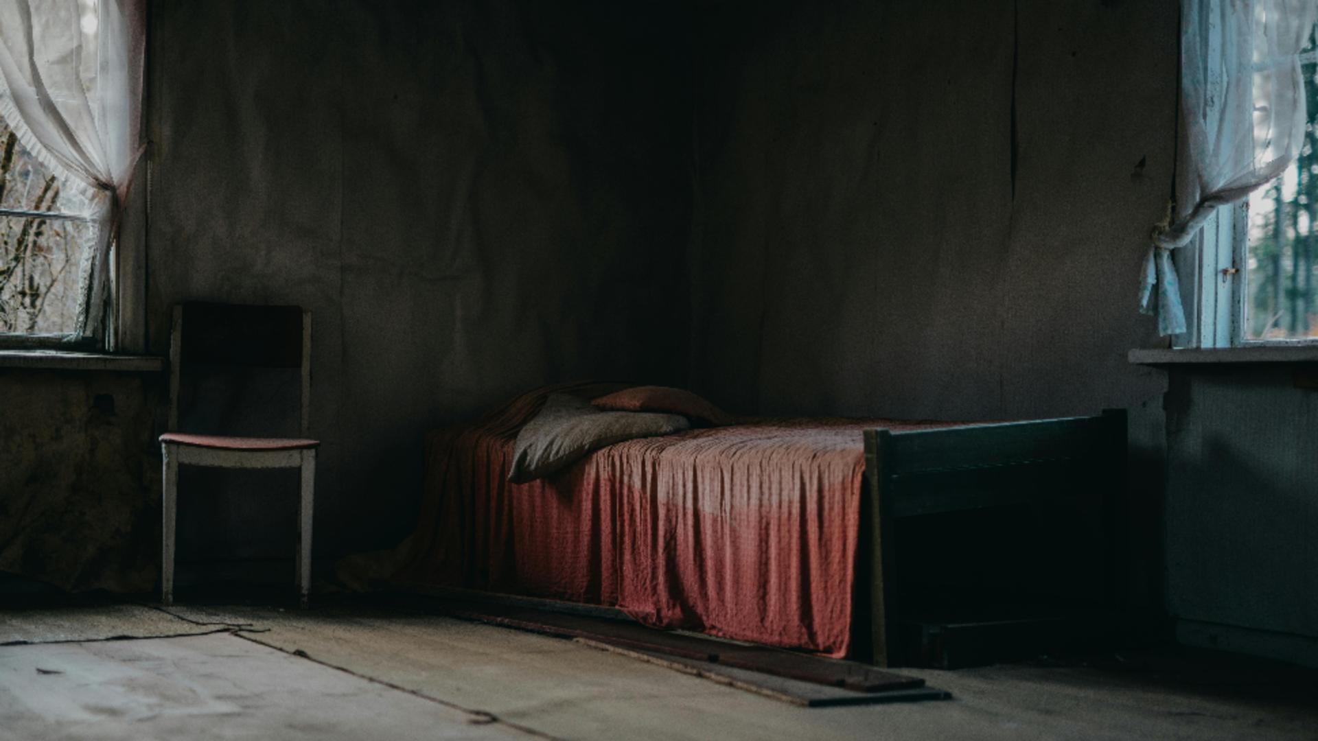 Un bărbat a trăit timp de 3 ani cu cadavrul fratelui său în casă. Ce au constatat oamenii legii