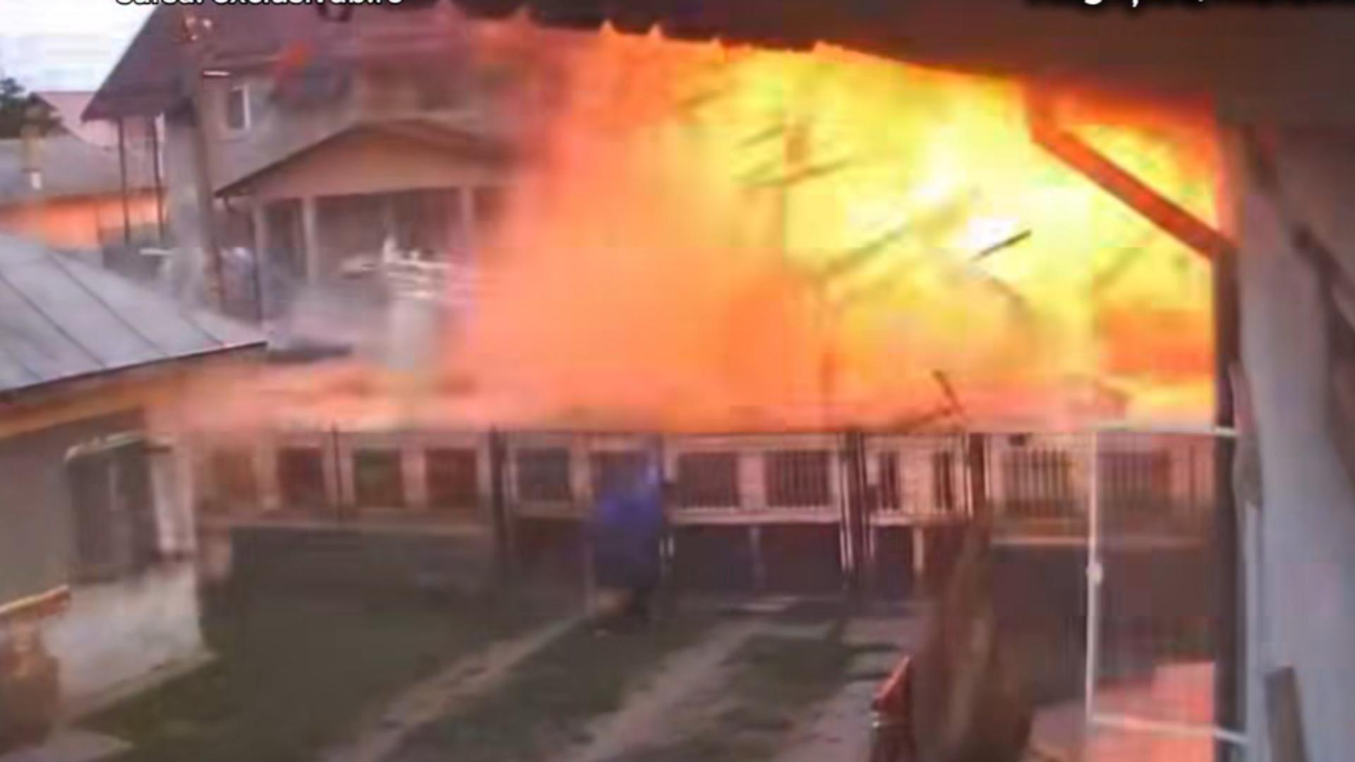 O sferă de foc a pulverizat clădirea (captură cameră video)