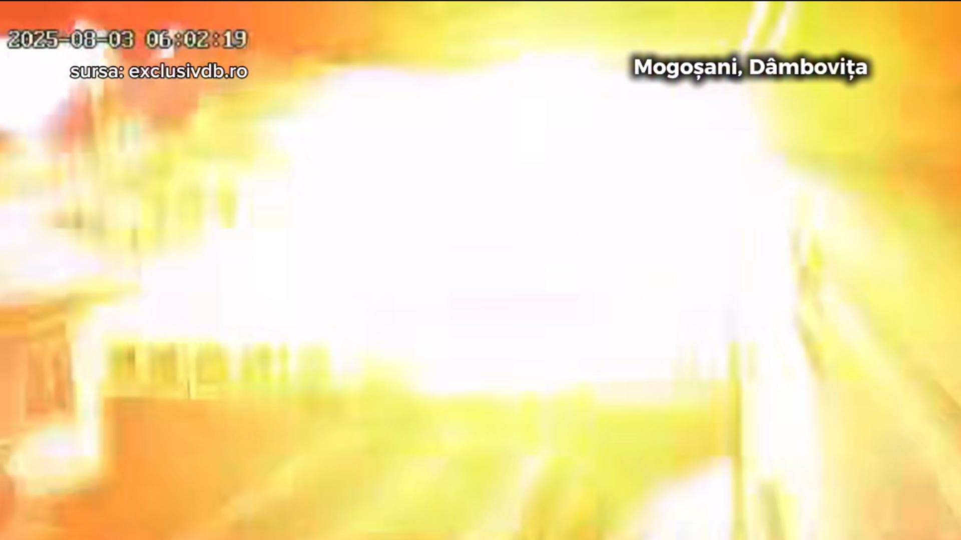 O sferă de foc a pulverizat clădirea (captură cameră video)