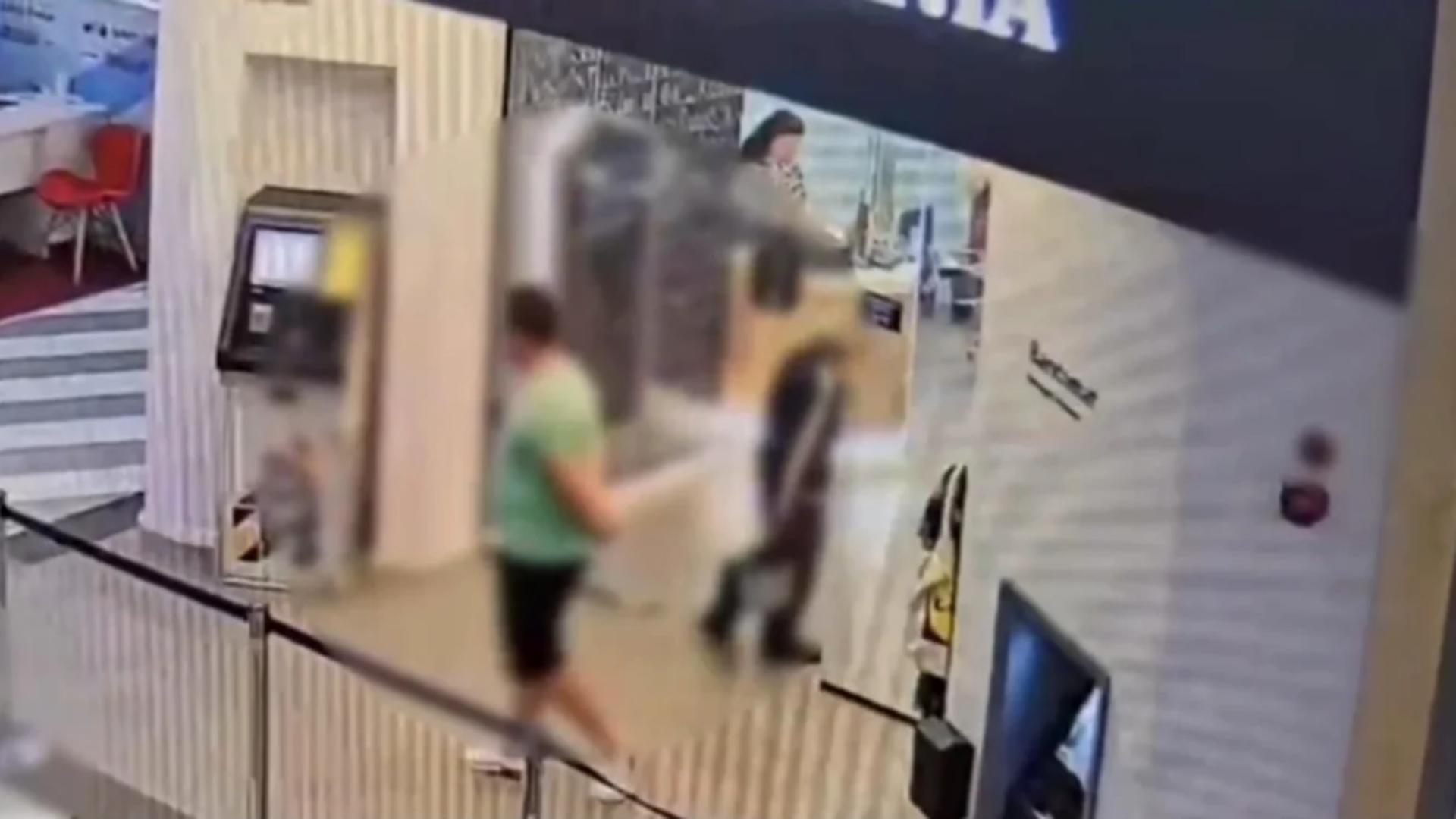 Bătrână de 81 de ani, urmărită și jefuită de economiile de-o viață într-o toaletă dintr-un mall din București. Incredibil ce metodă au folosit hoții