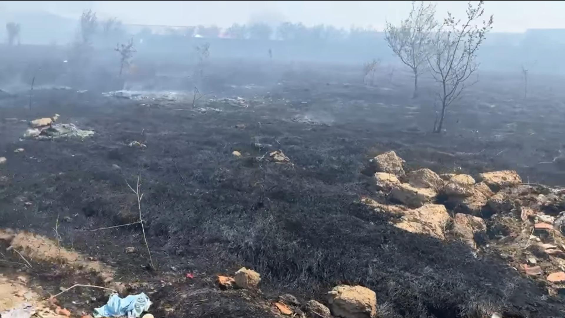 Fumul gros a fost provocat de arderea unor deșeuri