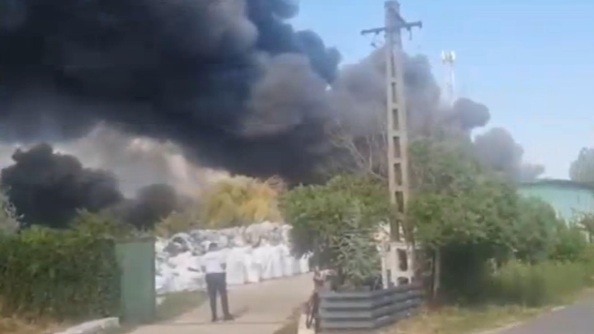 Incendiu devastator în București. O fabrică de mase plastice a fost cuprinsă de flăcări